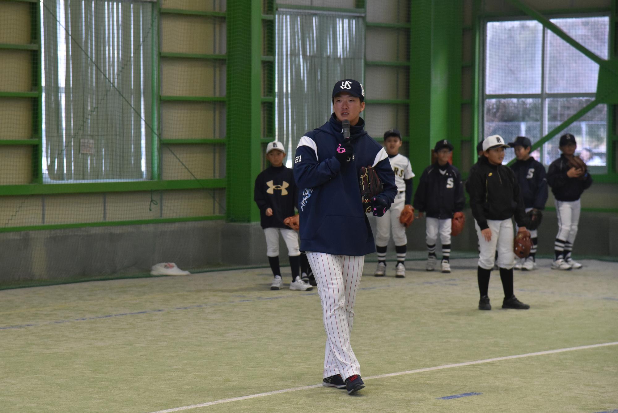 守備を指導する吉村選手