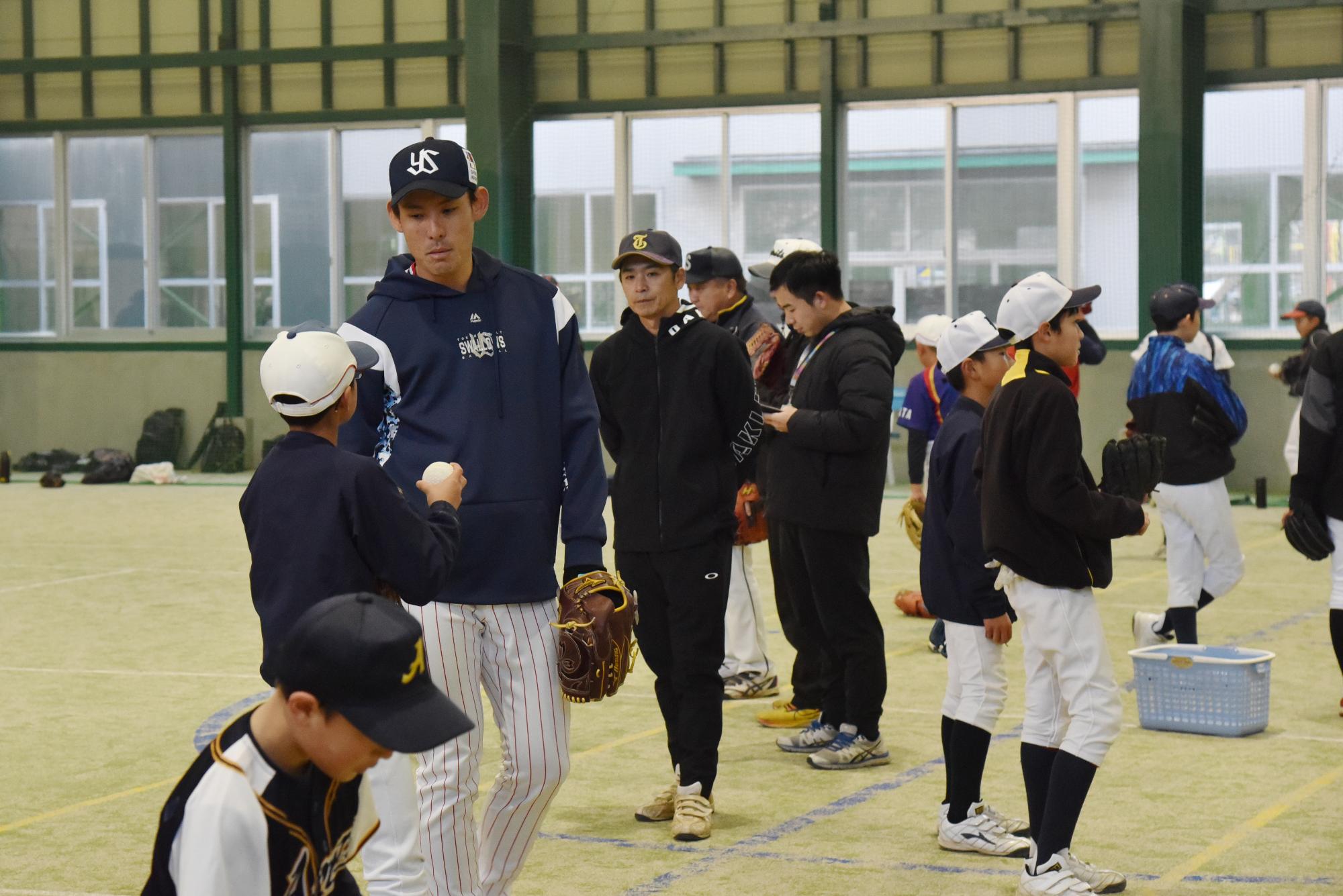 ピッチングを指導する高梨選手