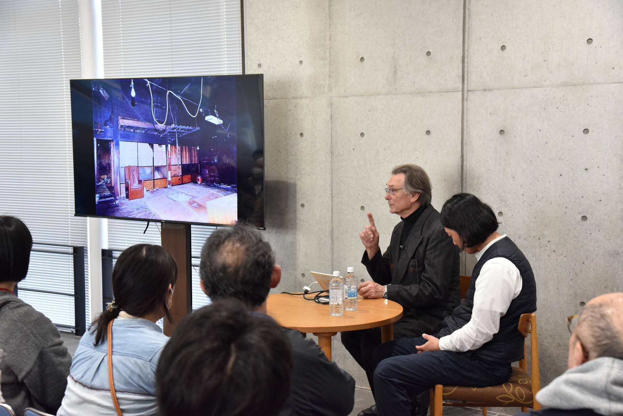 講演するカールベンクスさん