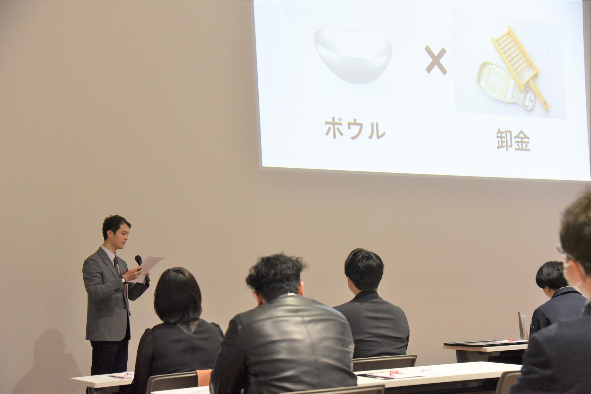 プレゼンをする若者デザイナー
