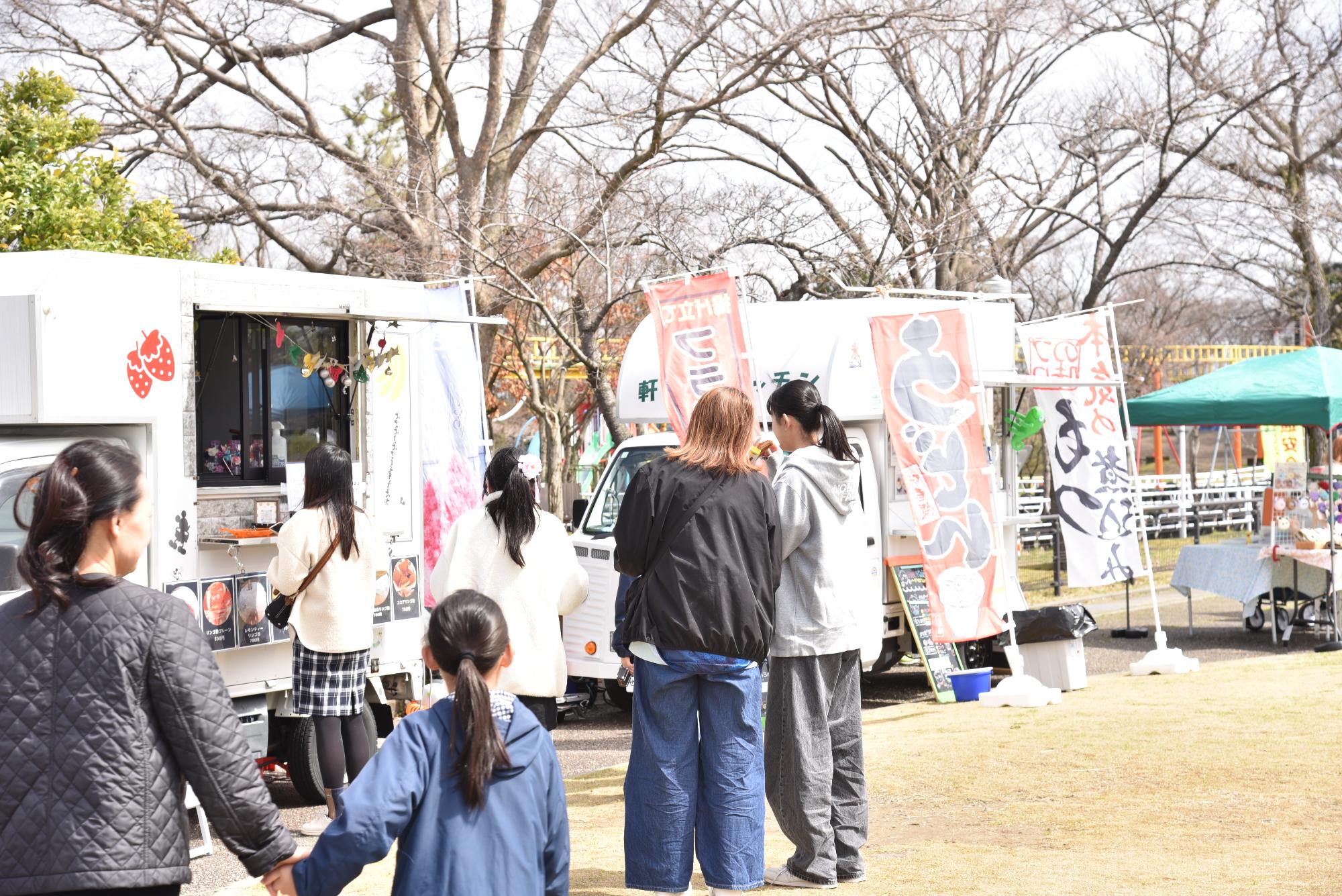 交通公園に集結するキッチンカー