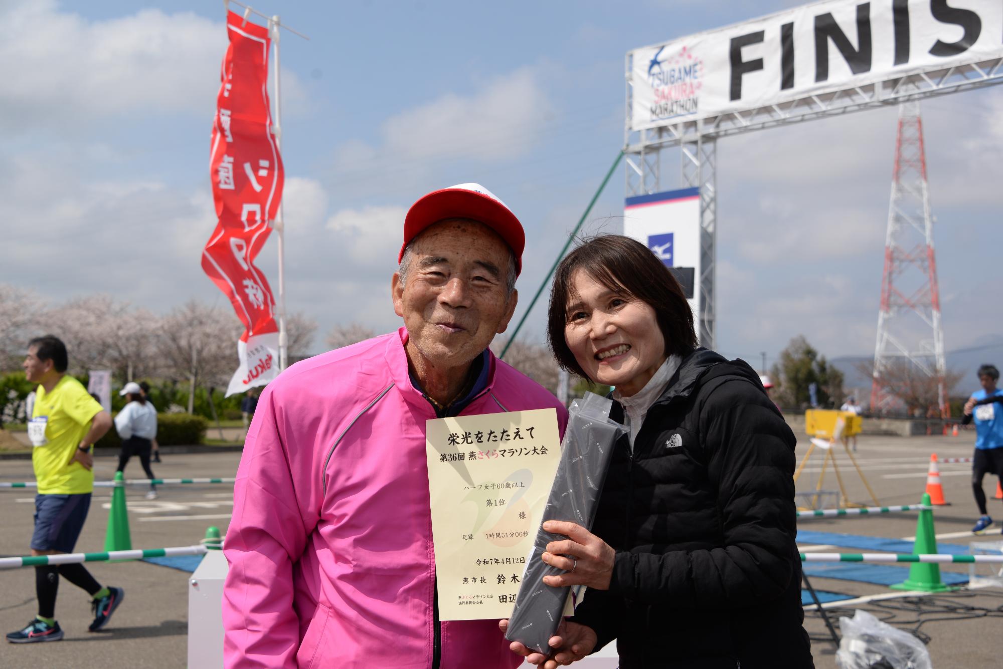 プレゼンターを務めたあと参加者と記念撮影をする宇佐美さん