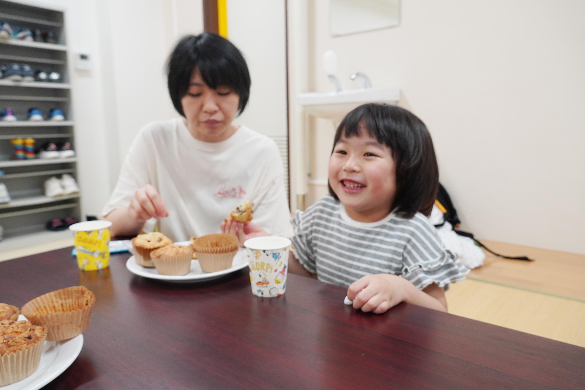 マフィンを食べている様子