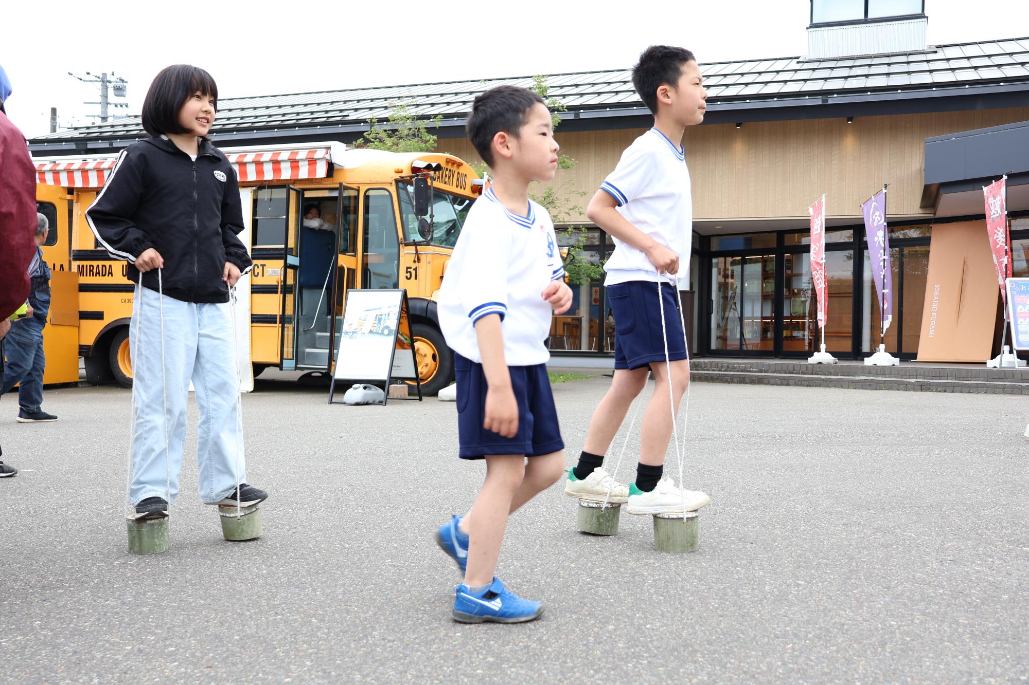 竹馬であそぶ子ども