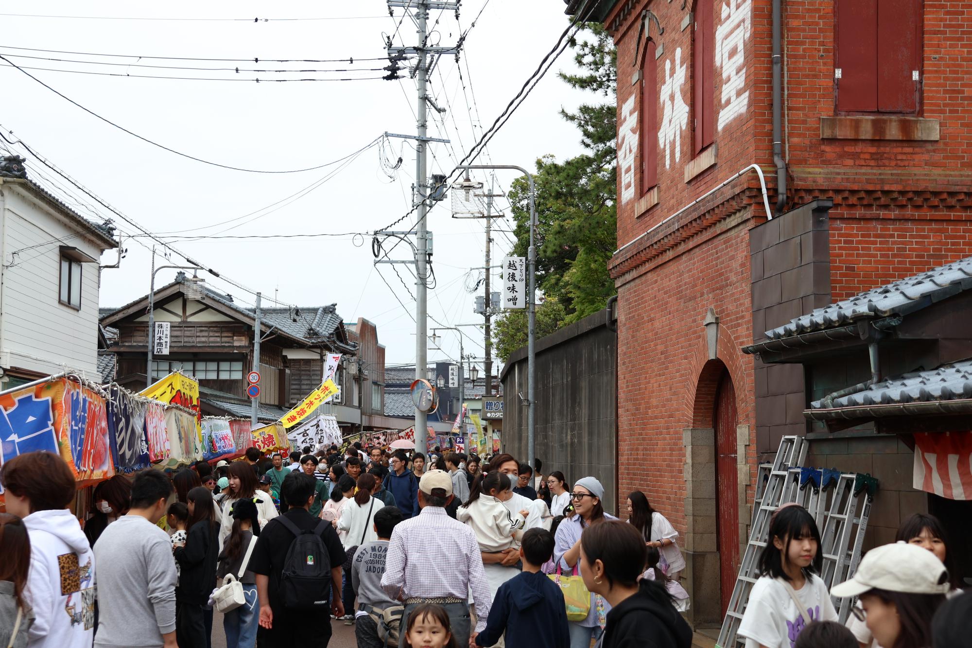 多くの人で賑わう会場