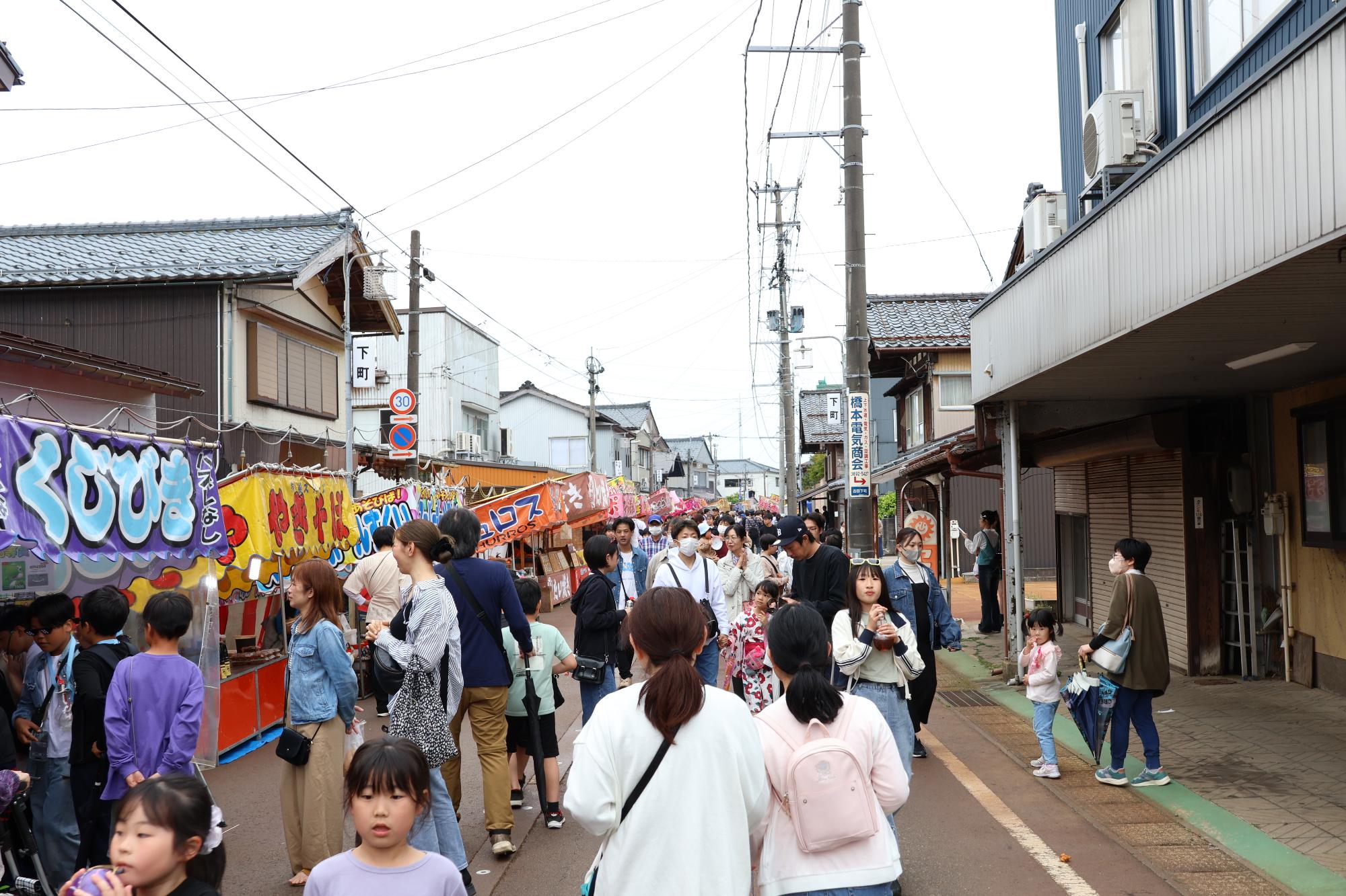 多くの人で賑わう会場