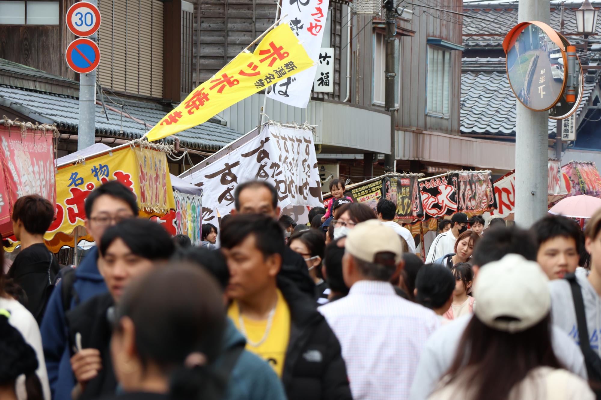 多くの人で賑わう会場