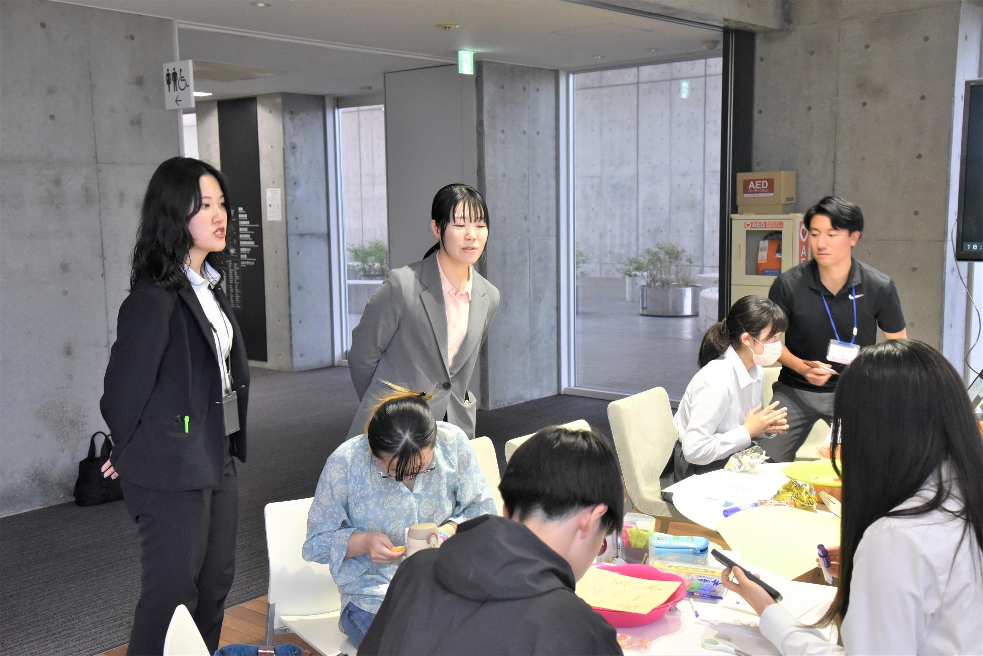 コクヨ社員さんからアドバイスを受ける学生たち