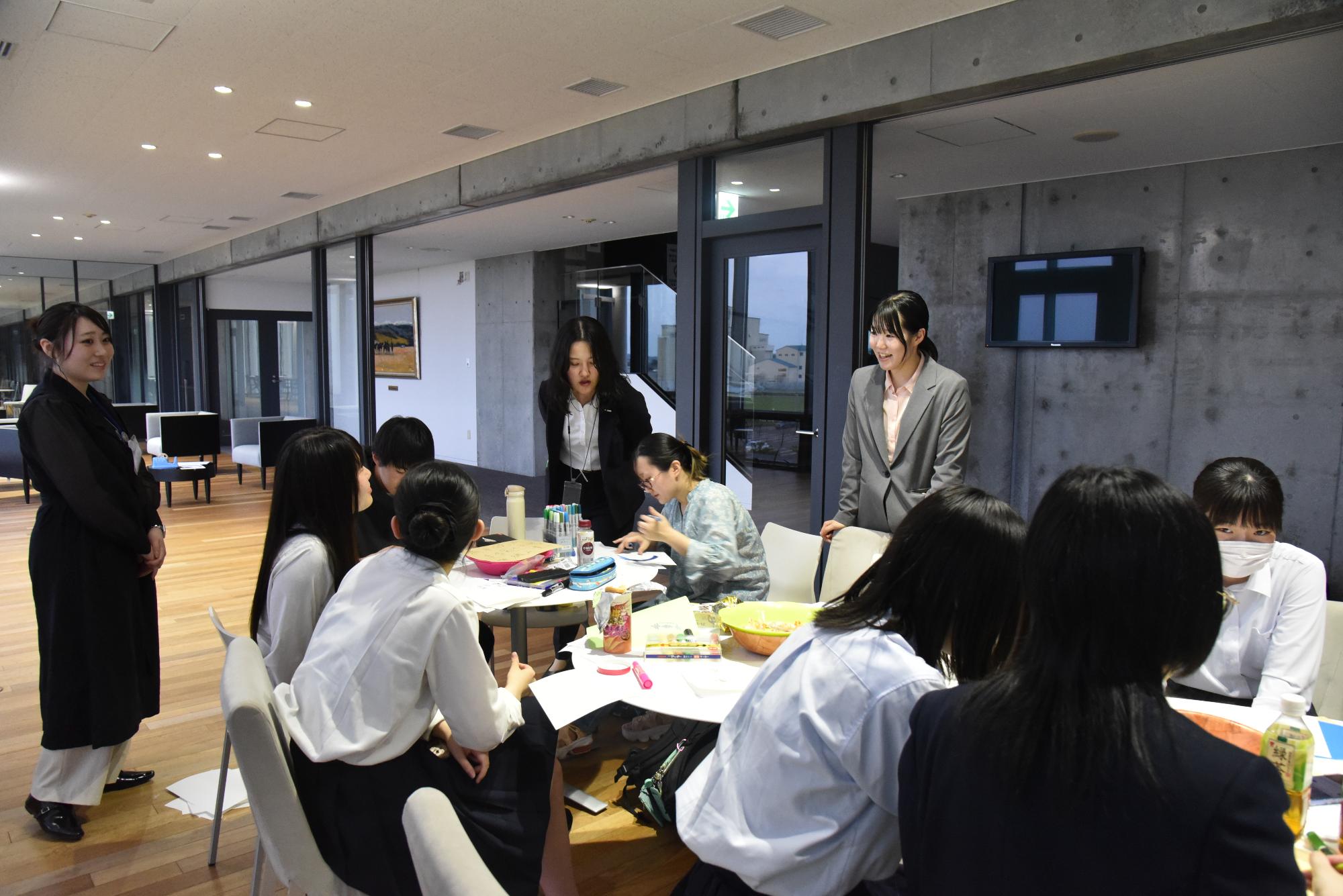 コクヨ社員さんからアドバイスを受ける学生たち