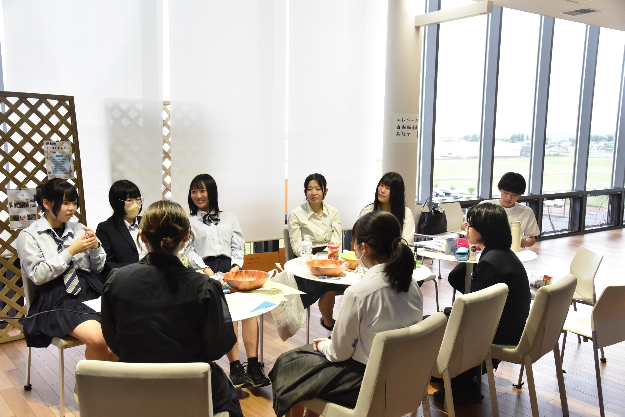 打合せをする学生たち