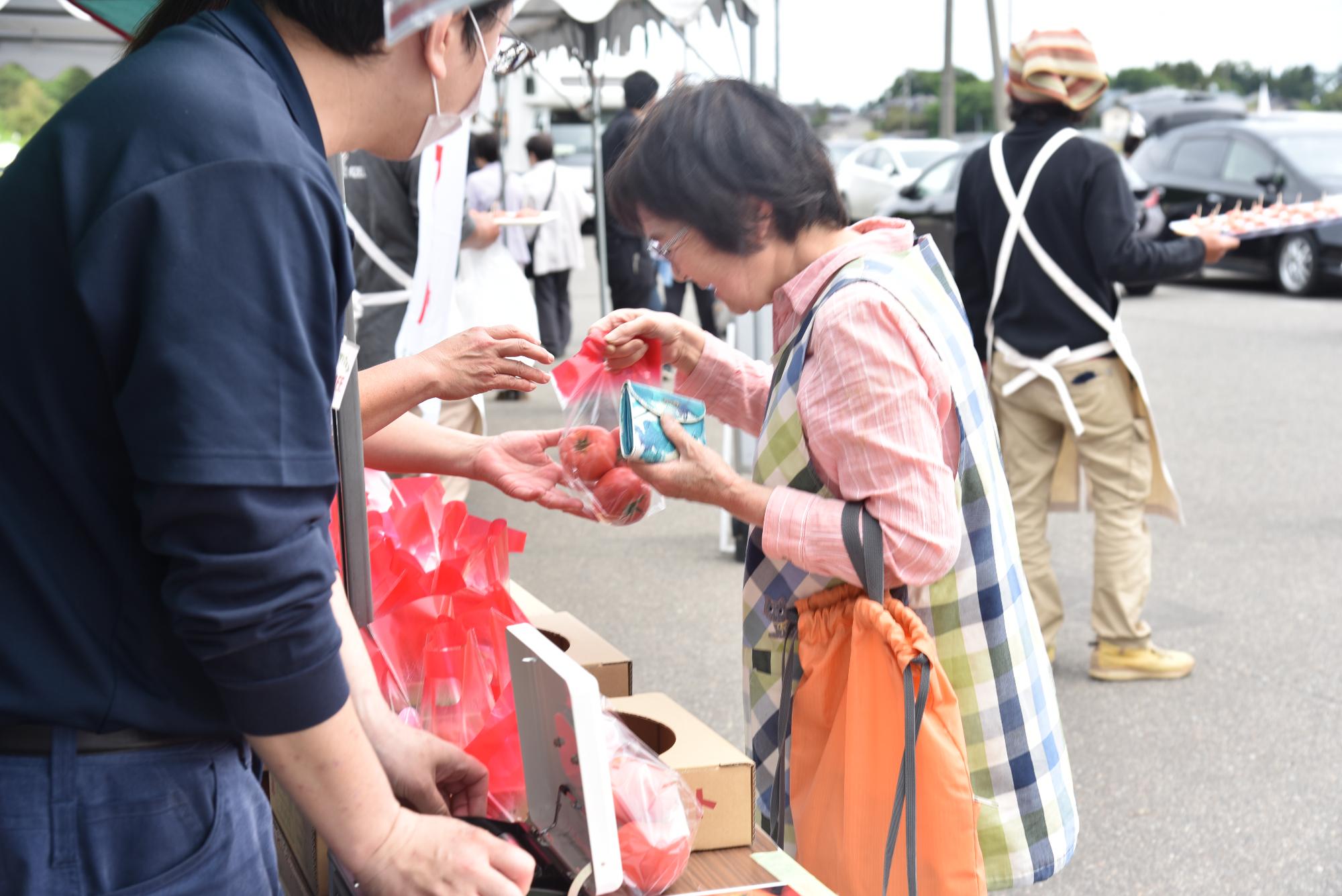 トマトを購入している様子