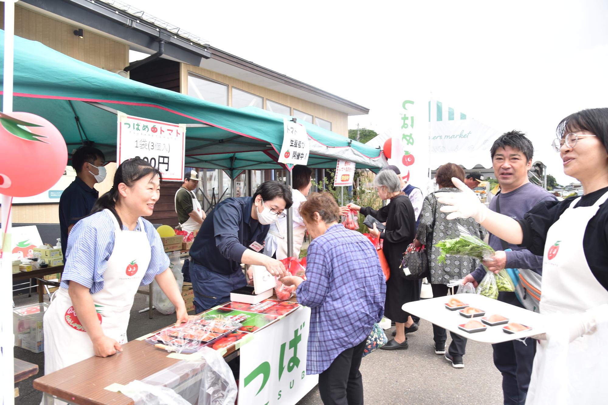 つばめトマトの商品説明を受けている様子