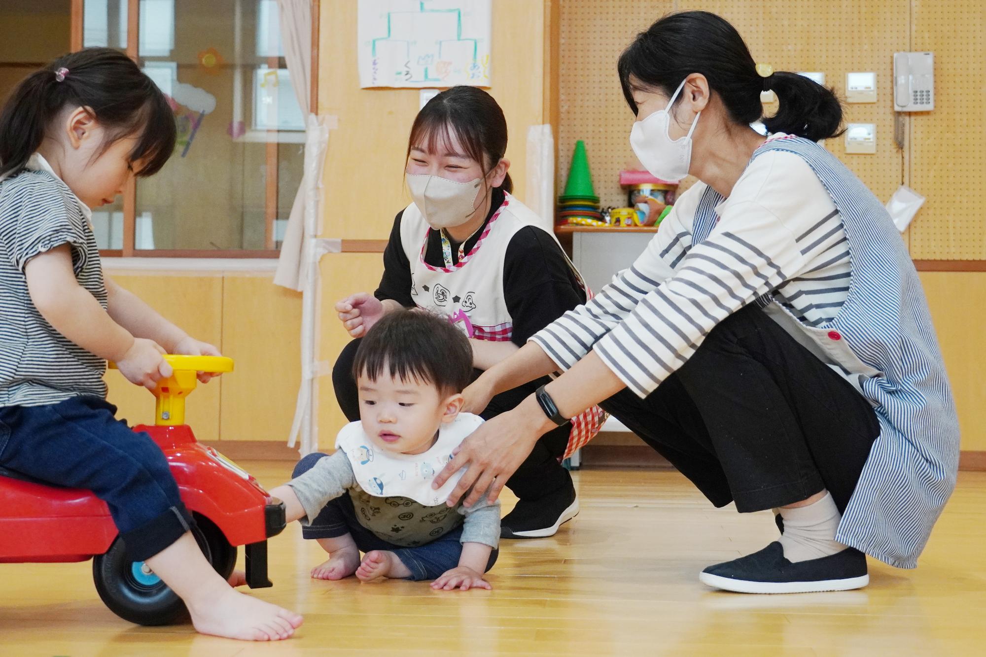 遊戯室での様子。新任保育士と主任保育士