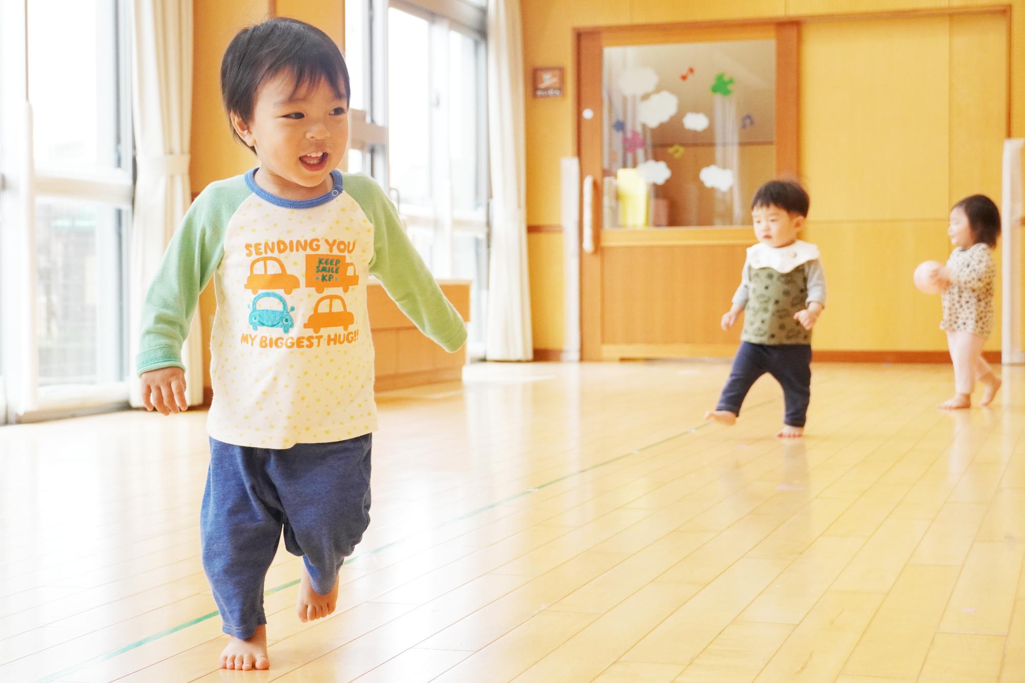 遊戯室で遊ぶこどもたち