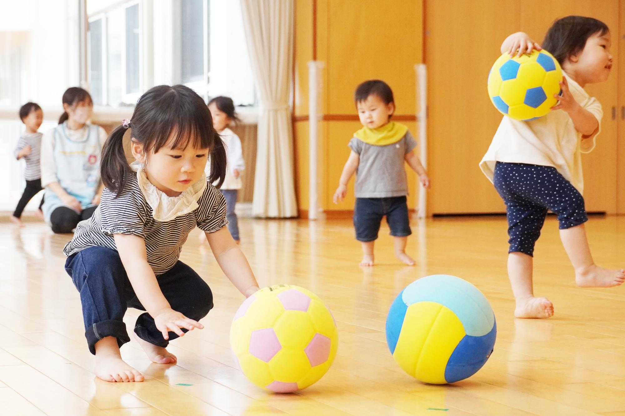 遊戯室でボールあそびをするこどもたち