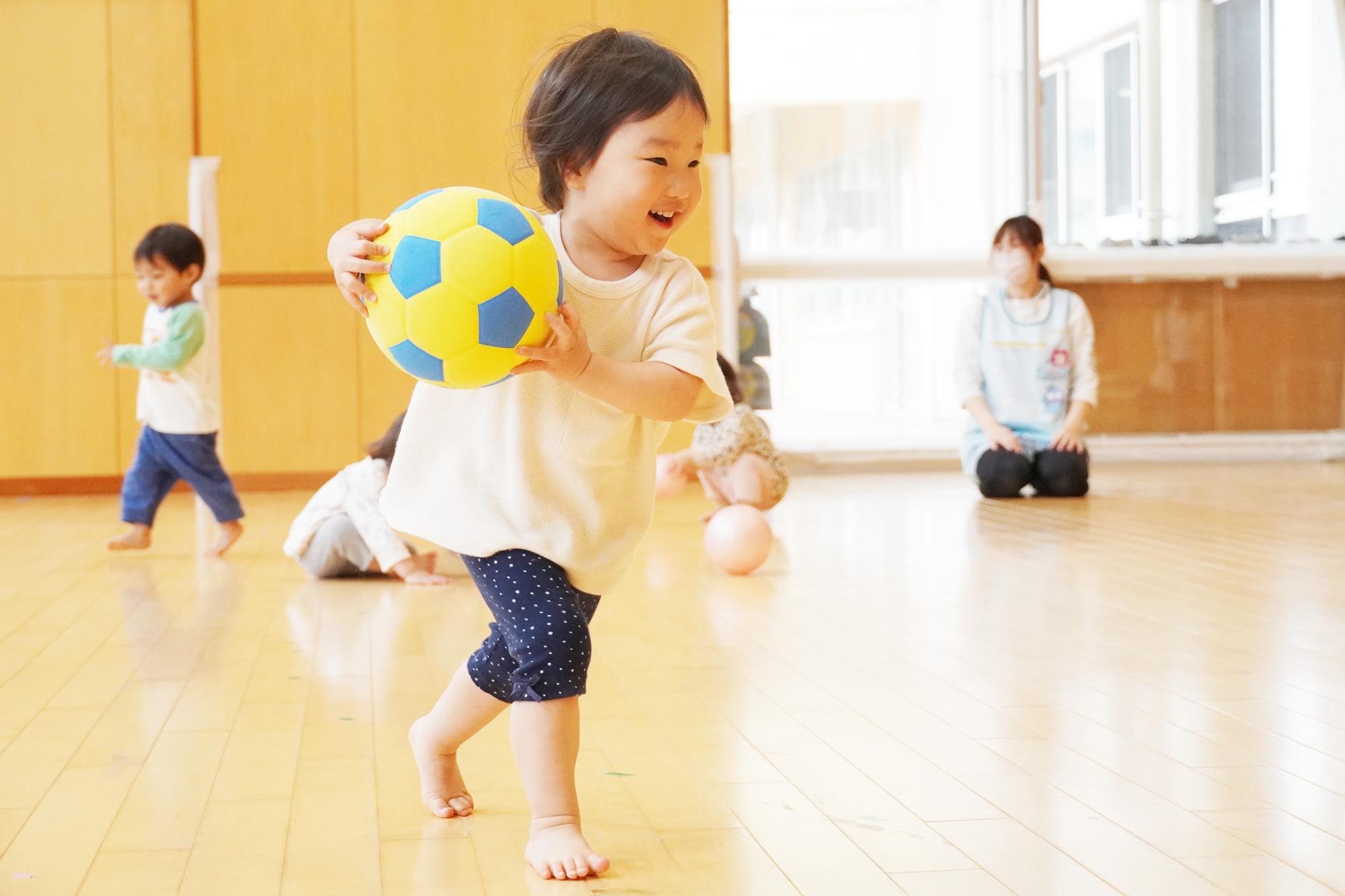 遊戯室でボールあそびをするこどもたち