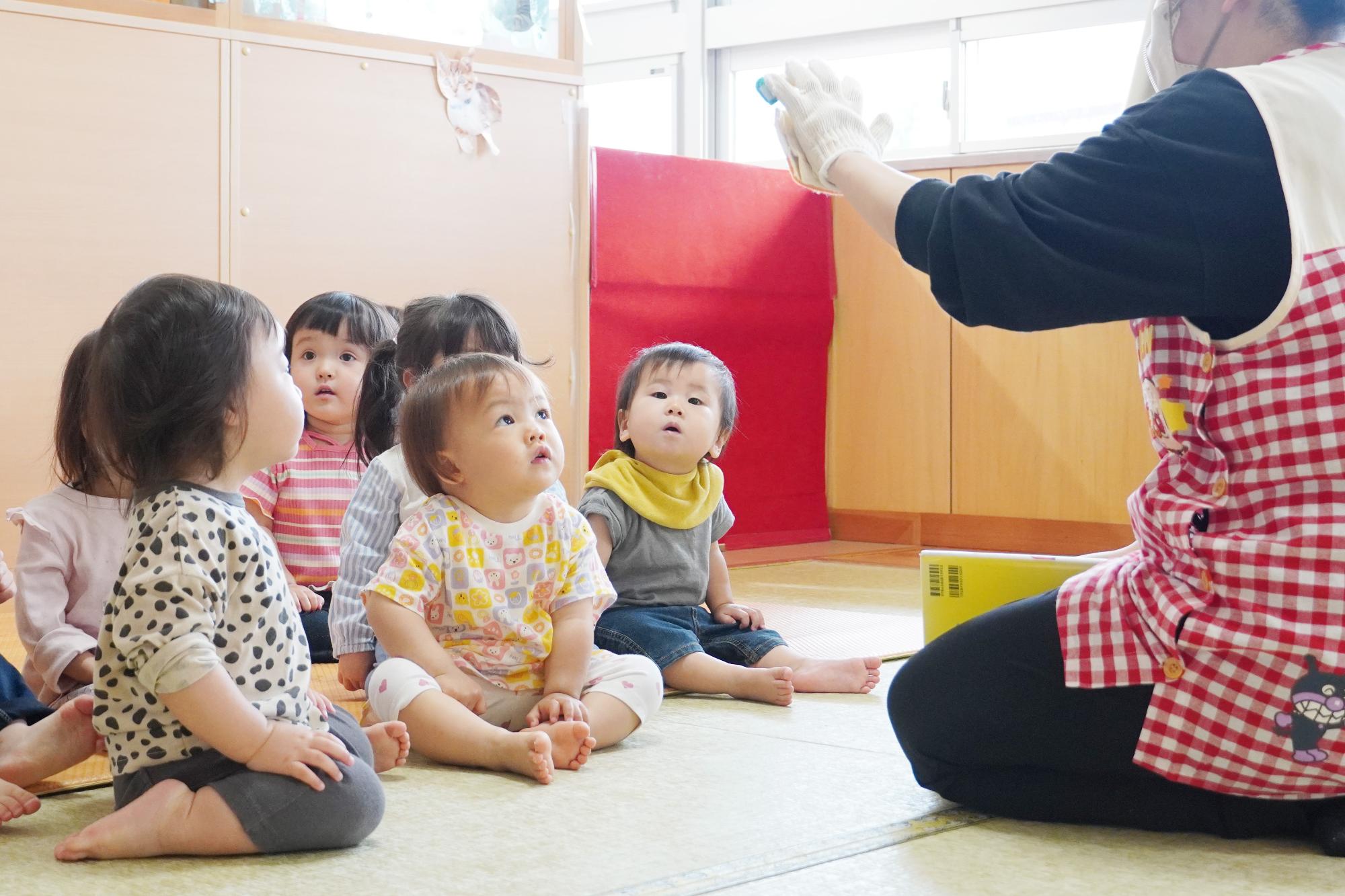 遊戯室で遊ぶこどもたち