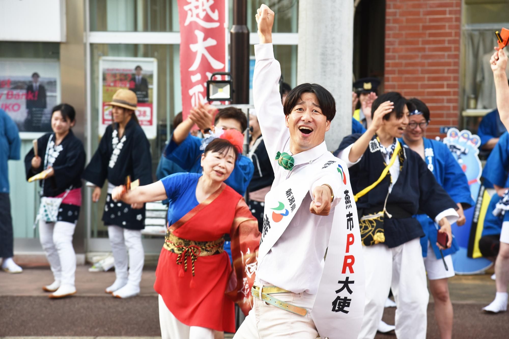 踊りを踊るいっすねー！山脇