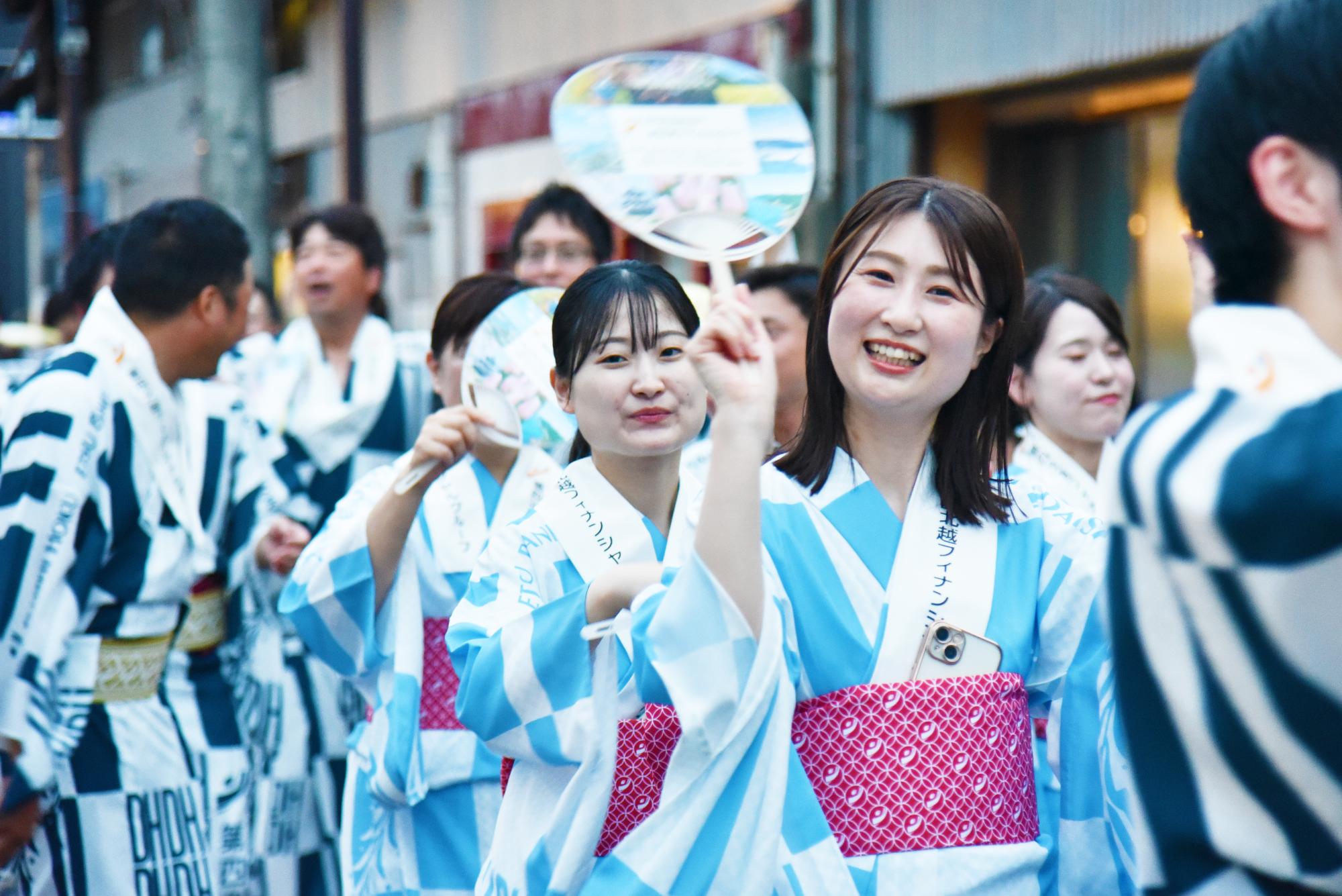 燕ばやし大会の様子