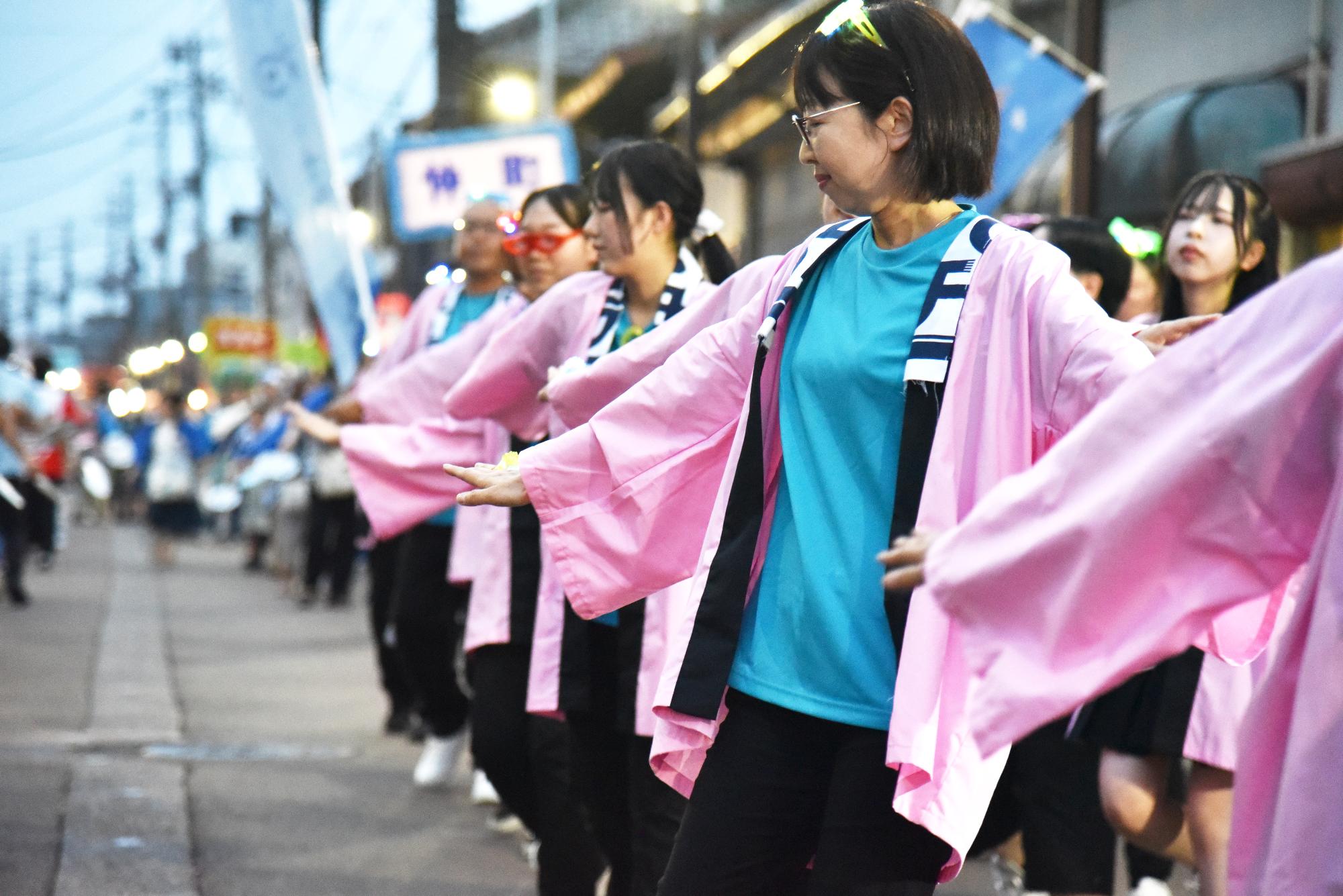 燕ばやし大会の様子