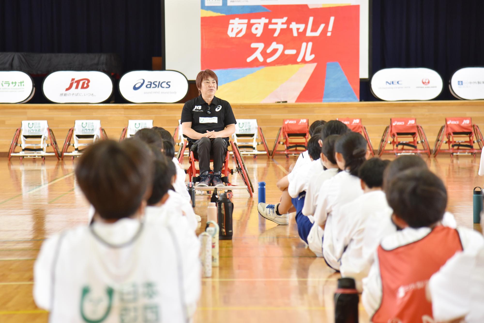 根木さんによる講演会の様子と真剣に話を聞く生徒