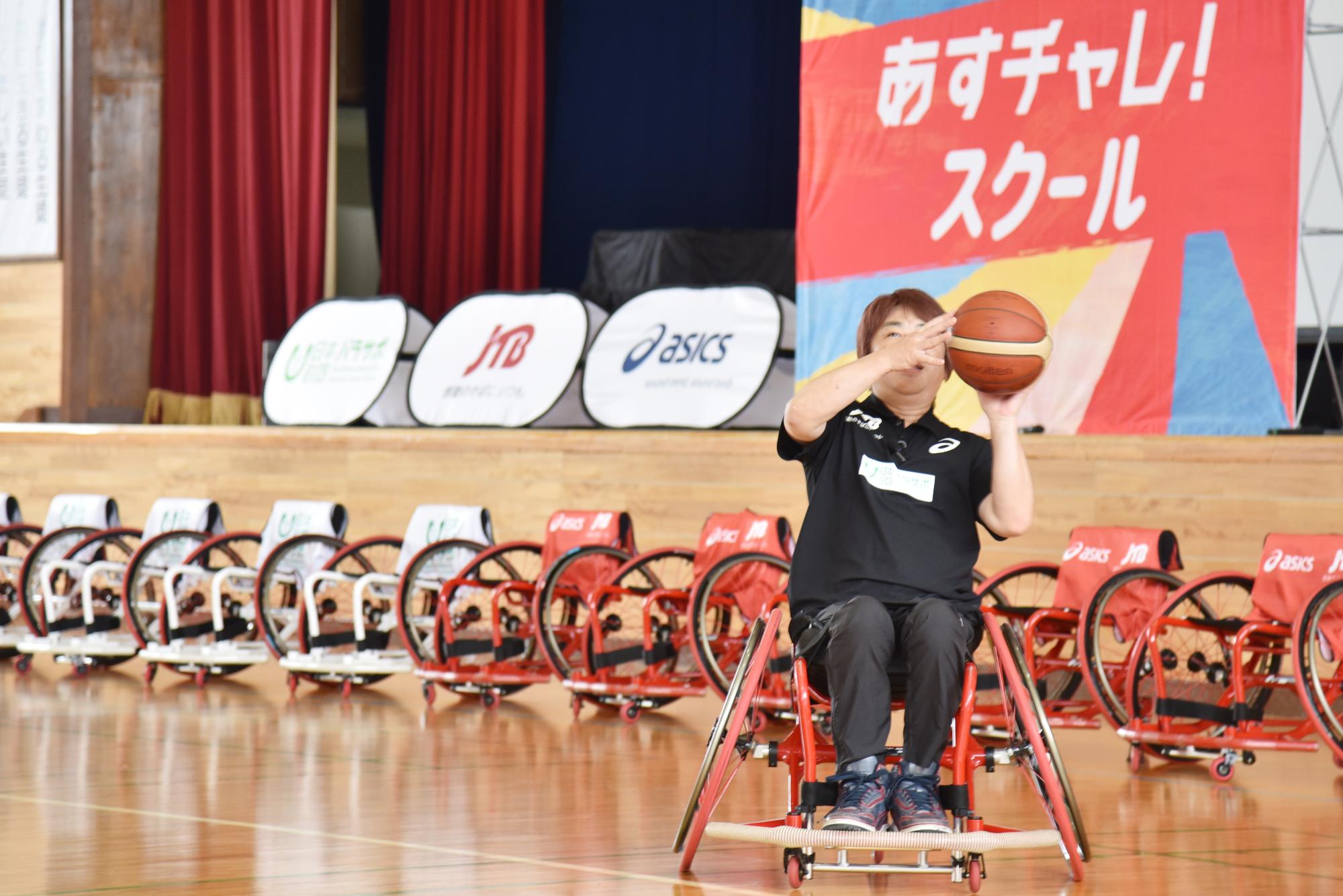 デモンストレーションする根木さん