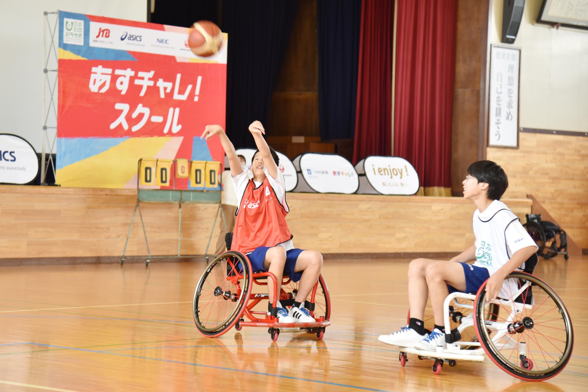 車いすバスケを体験する生徒