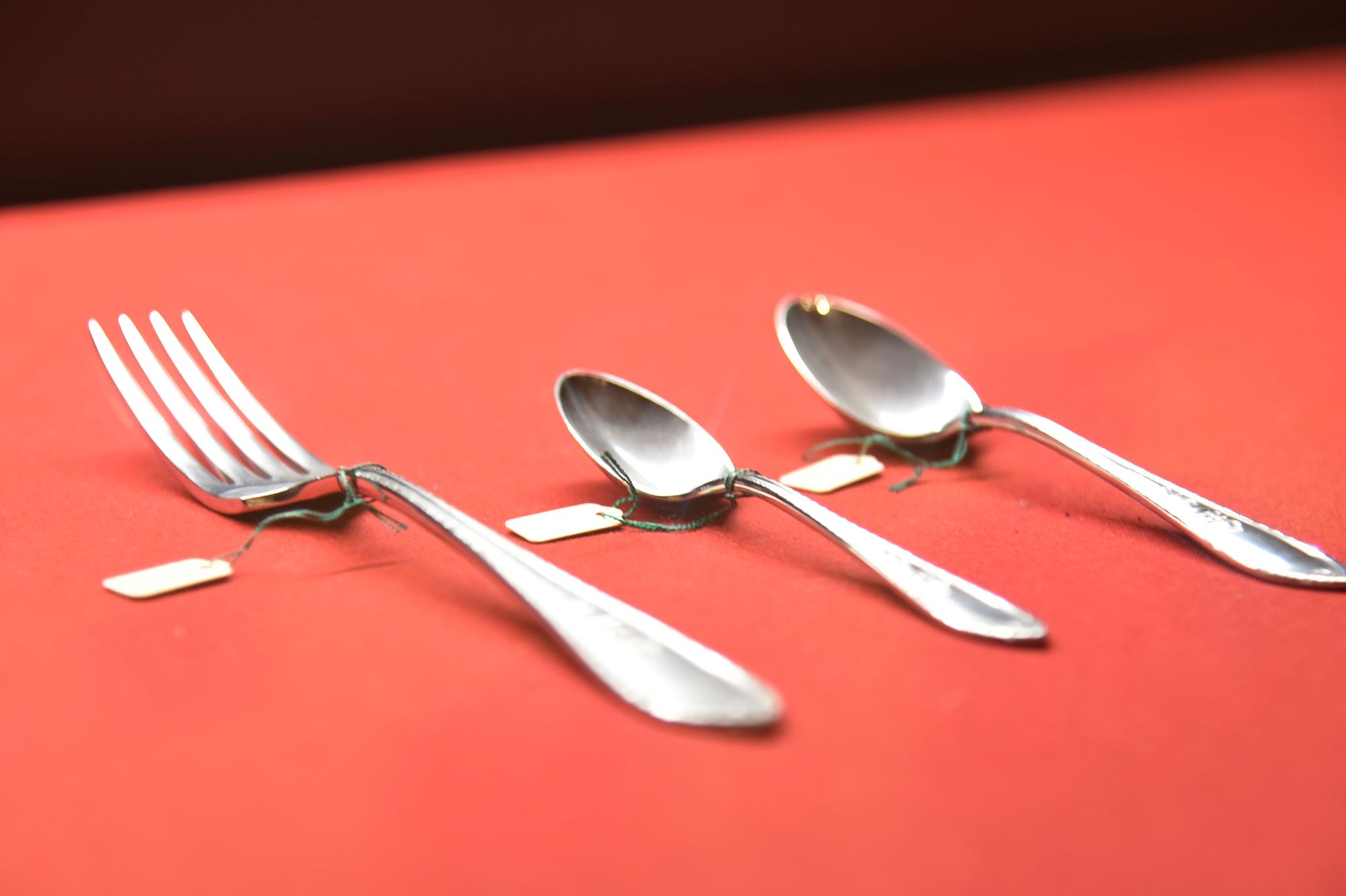 メッキ技術を用いた洋食器の展示品