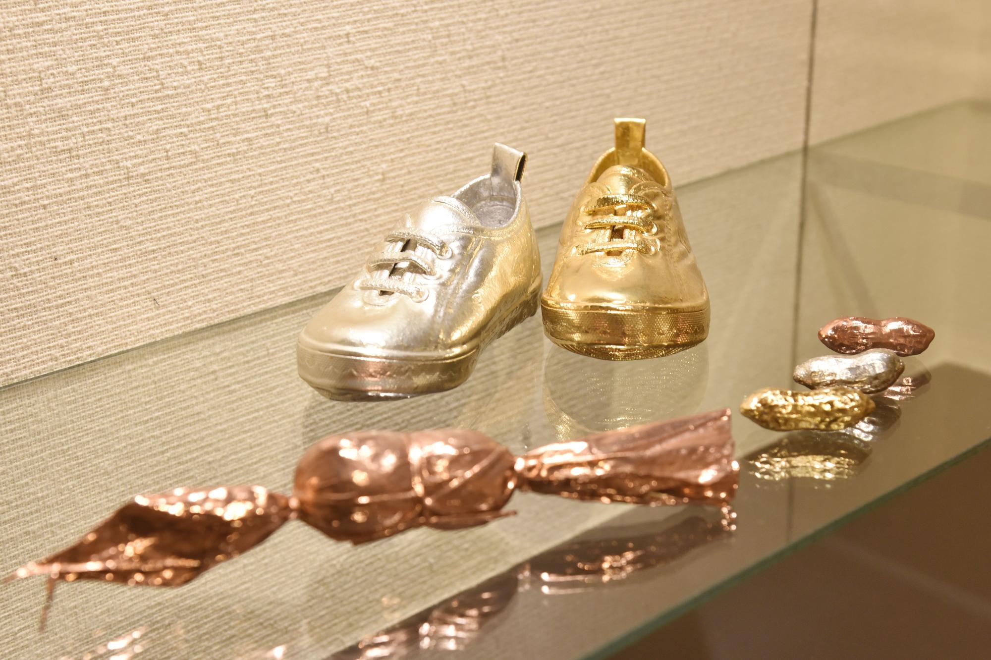 あらゆる素材をメッキ技術で表現した展示品