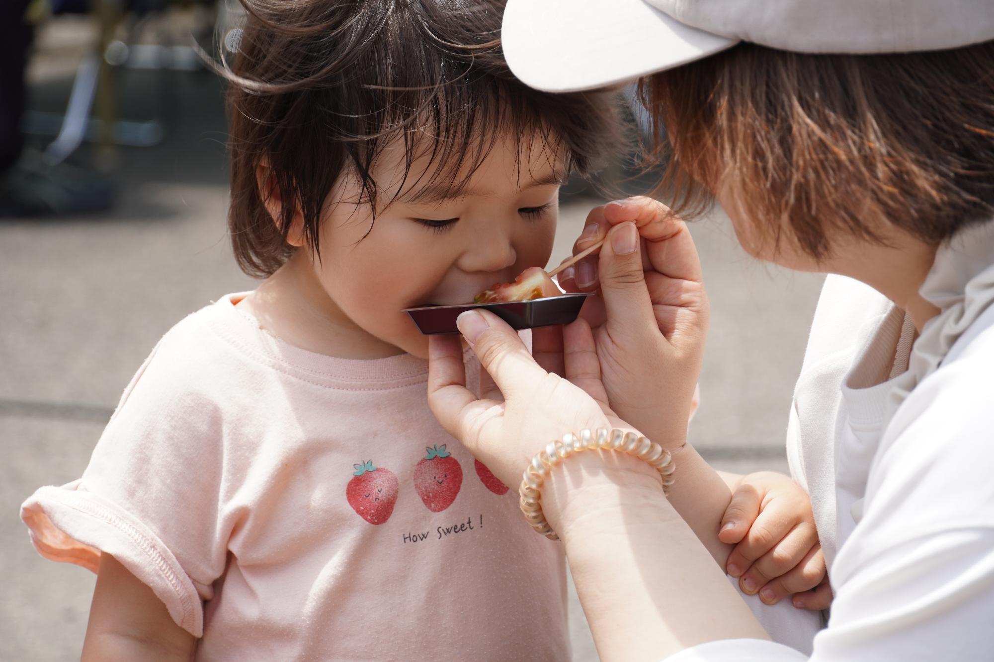 トマトを試食するこども