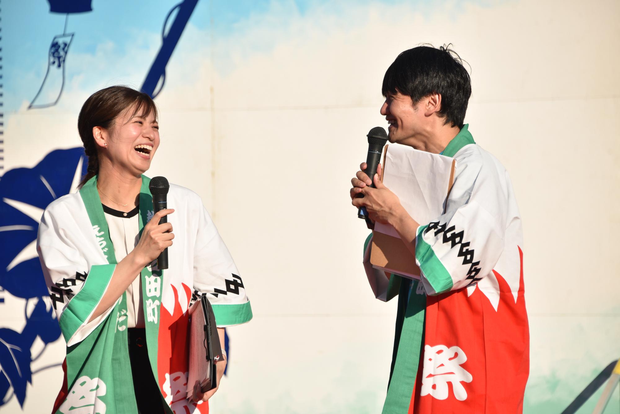 吉田まつりで大塩さんが司会を務めている様子