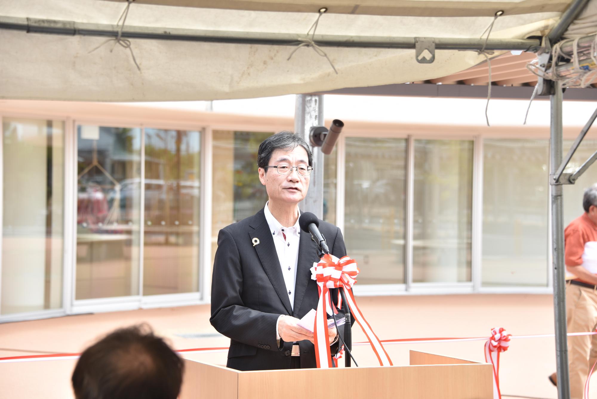 式辞を述べる鈴木市長