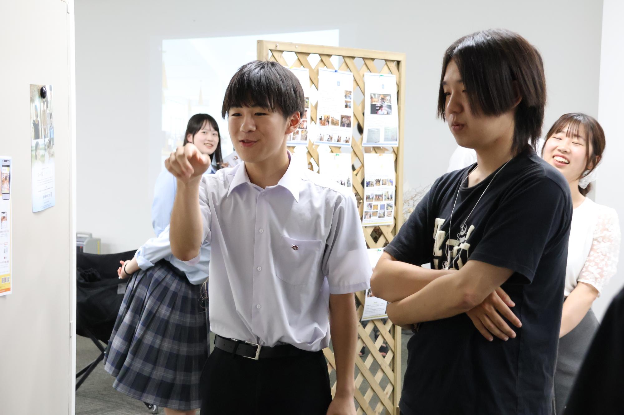 参加者と話をする高校生