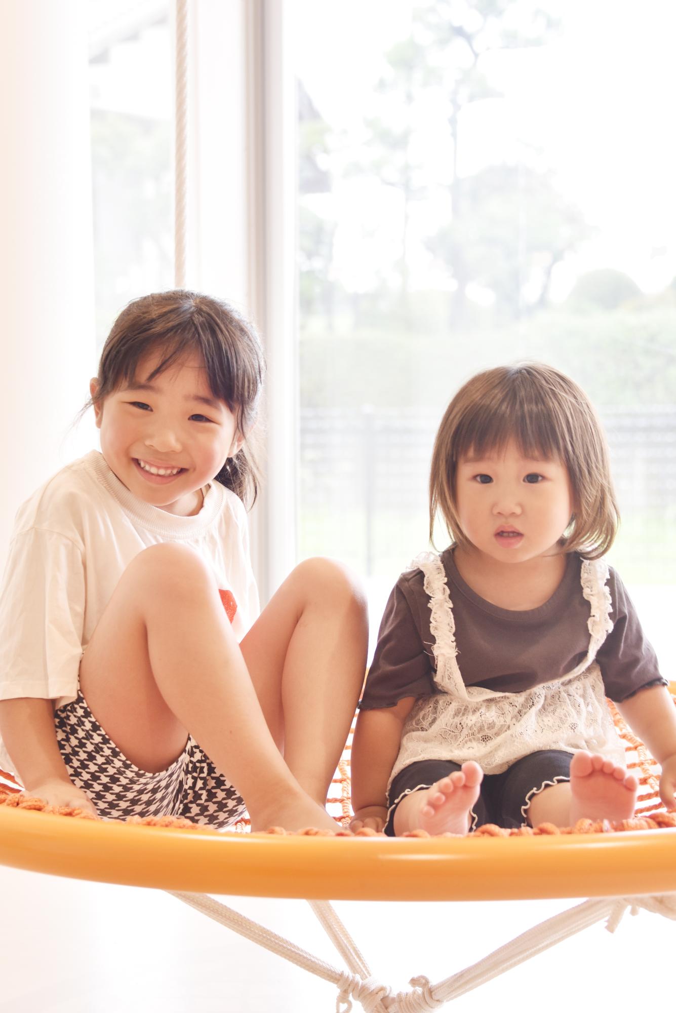 遊具であそぶ子どもたち