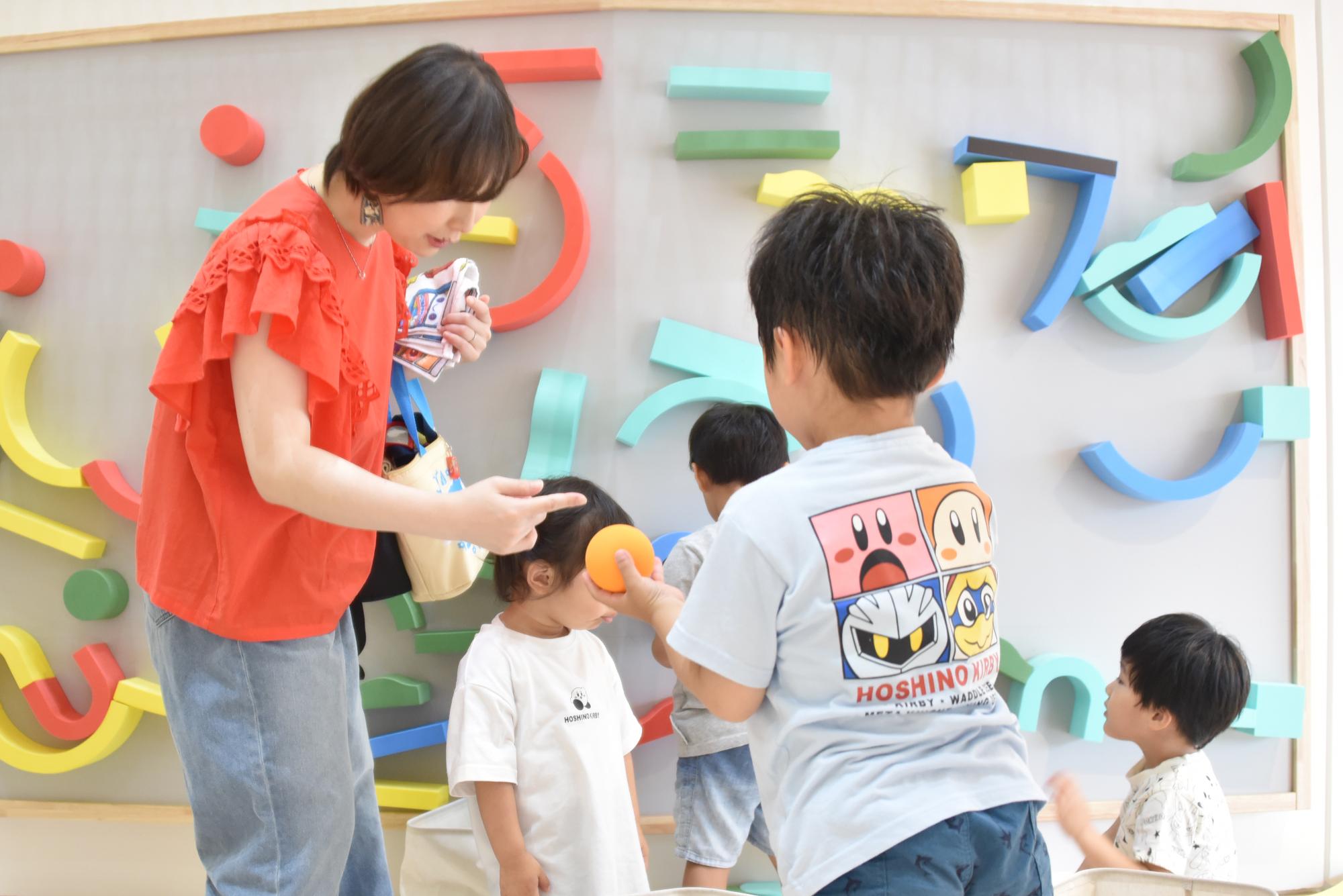 遊具であそぶ子どもたち