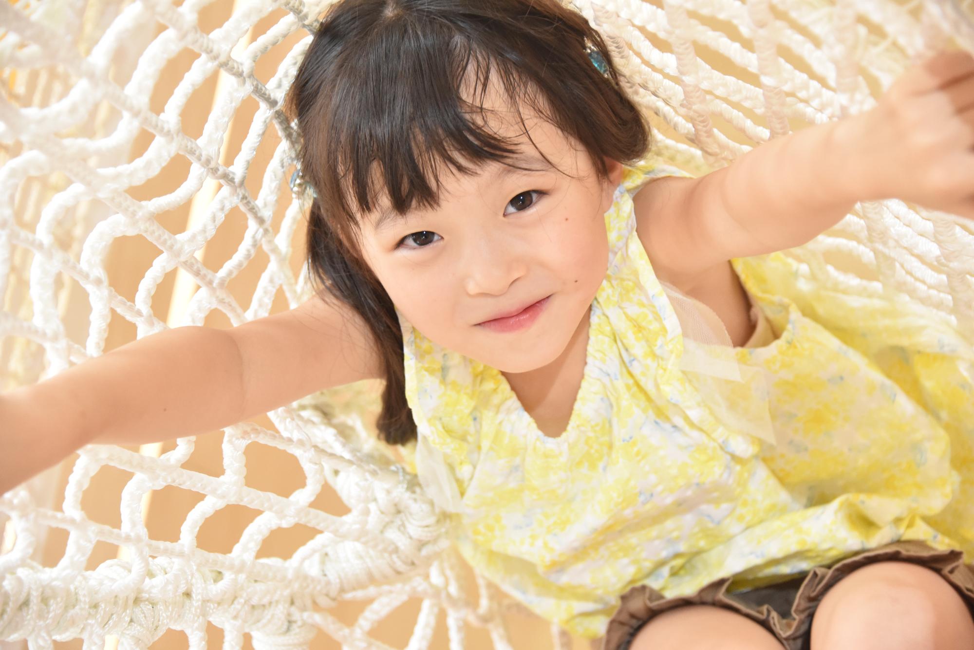 遊具であそぶ子どもたち