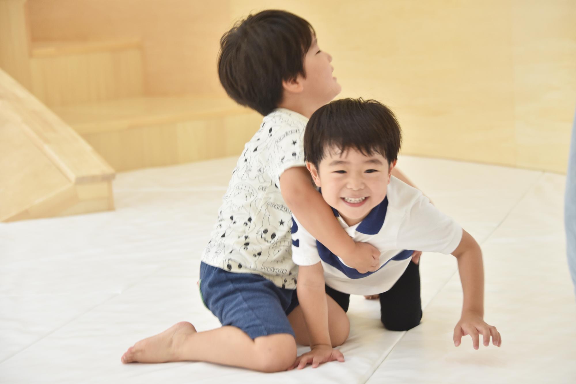 遊具であそぶこどもたち