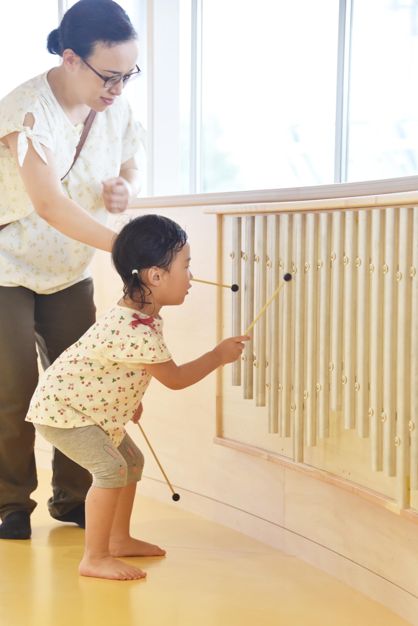 遊具であそぶ子どもたち