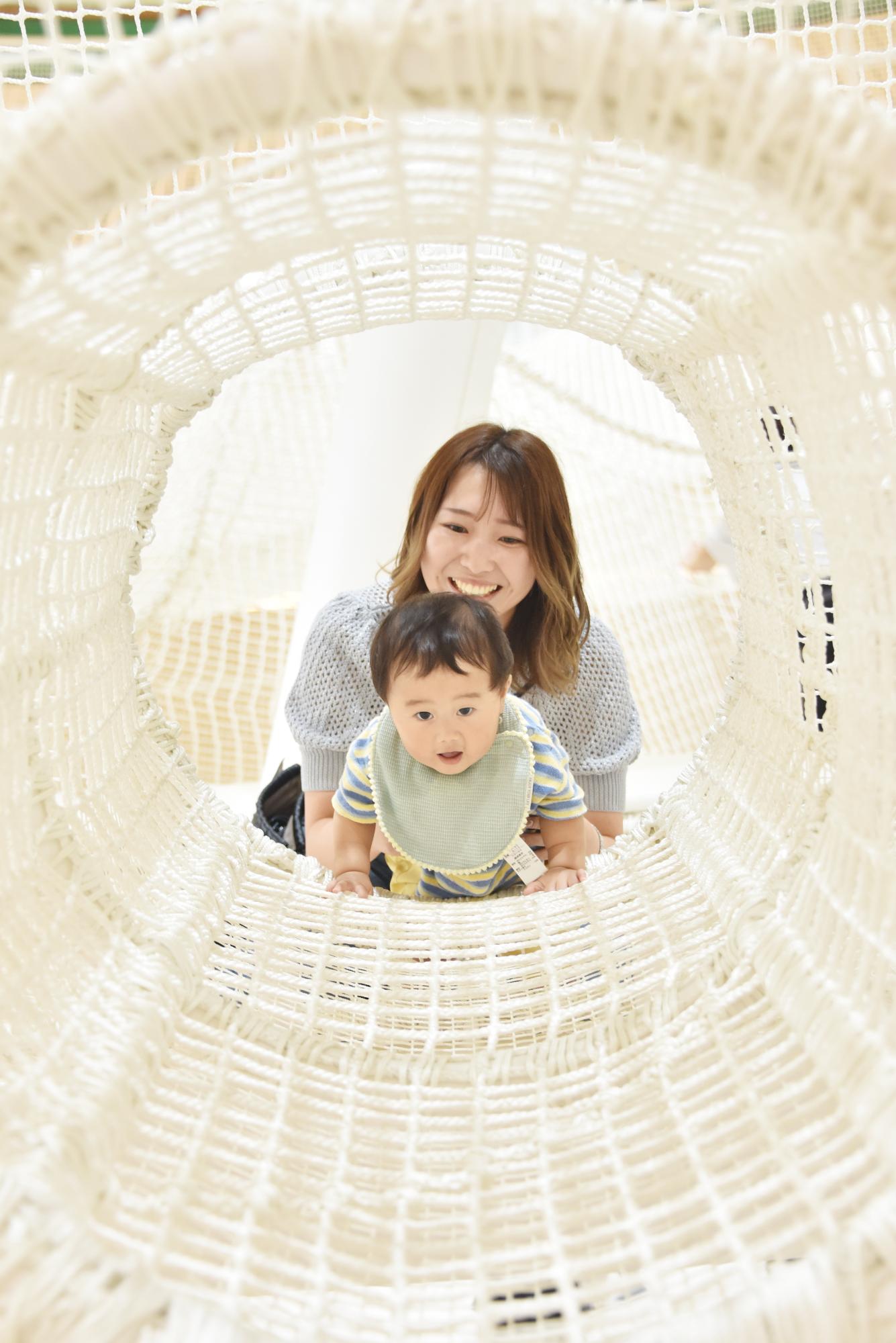 遊具であそぶこどもたち
