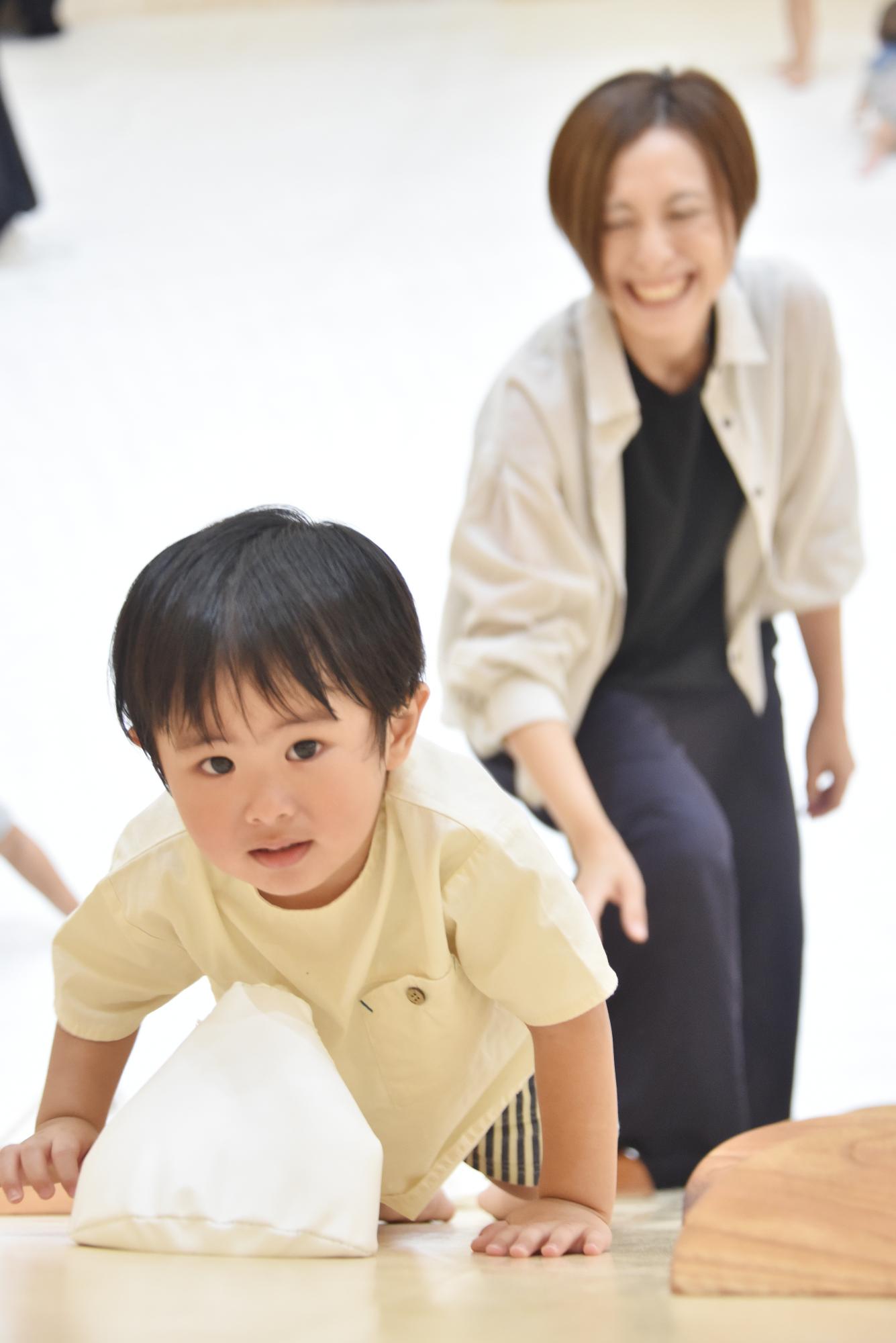 遊具であそぶこどもたち