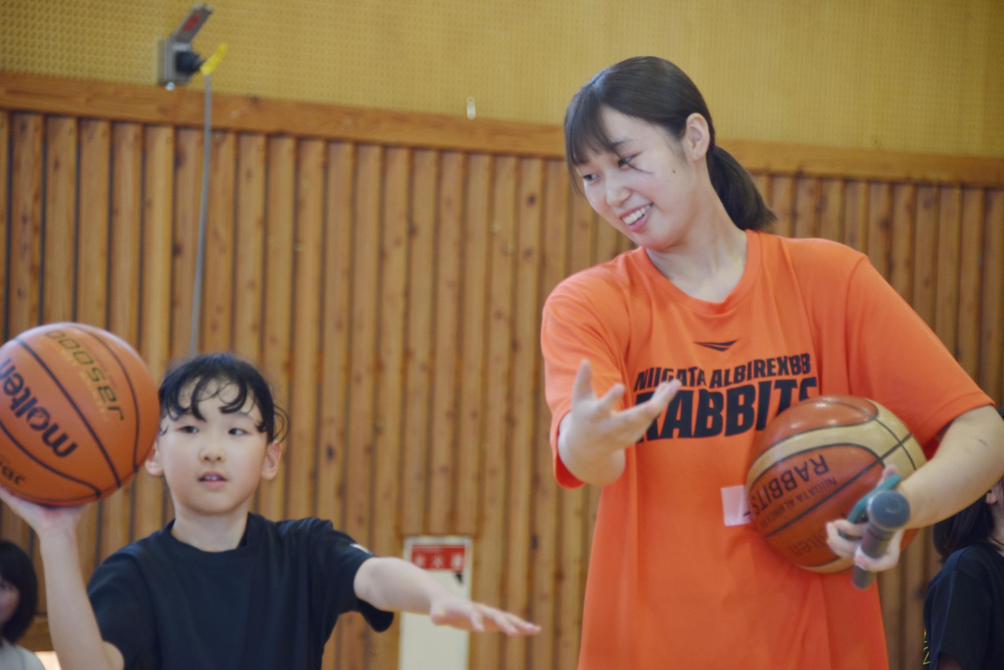 選手に教わっている様子