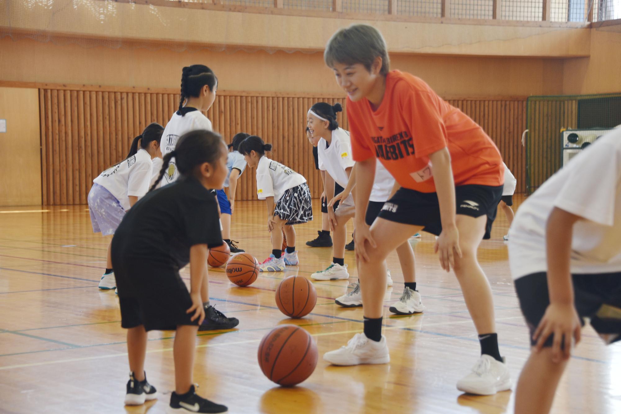 選手と練習している様子