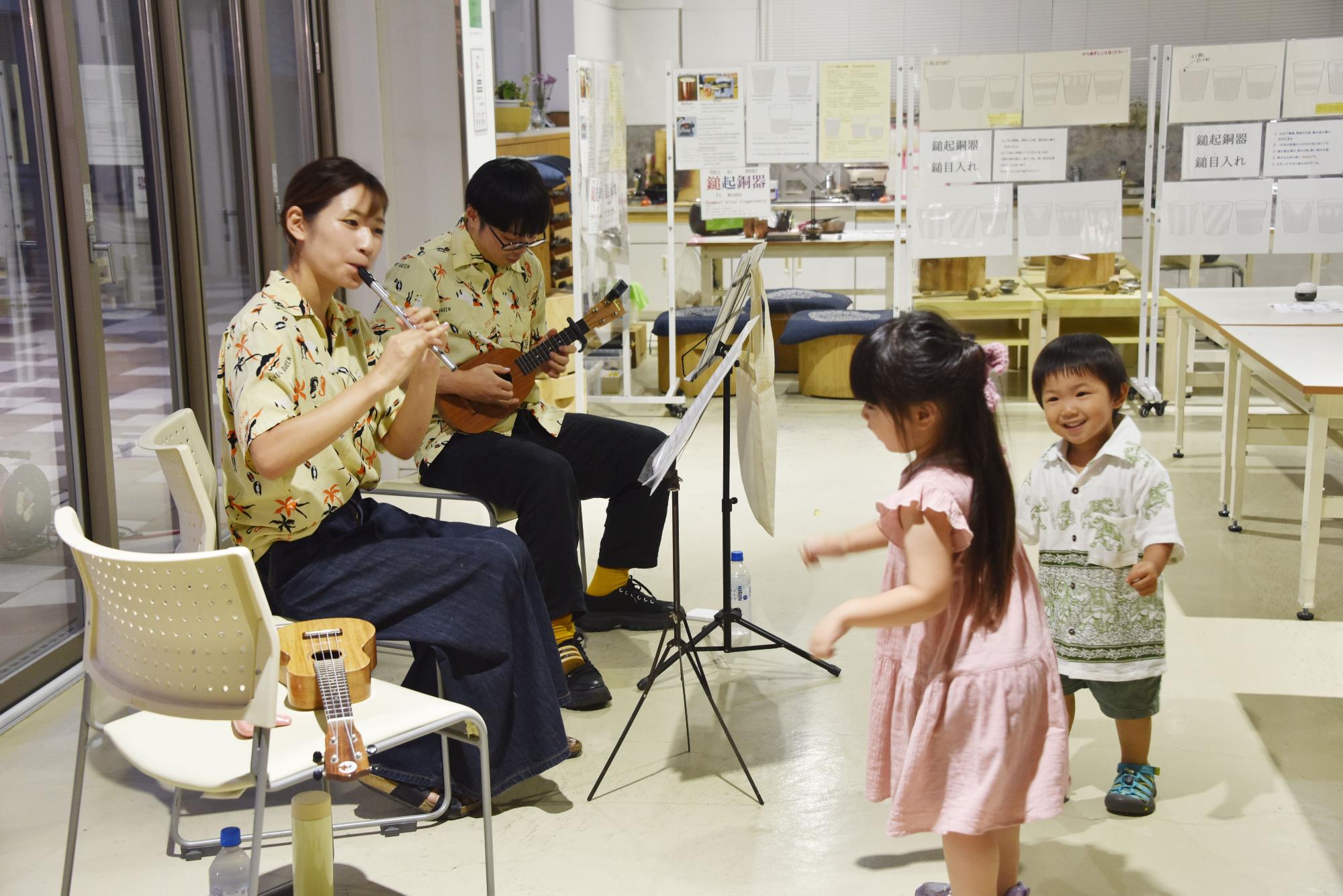 演奏に合わせて子どもたちが踊っている様子