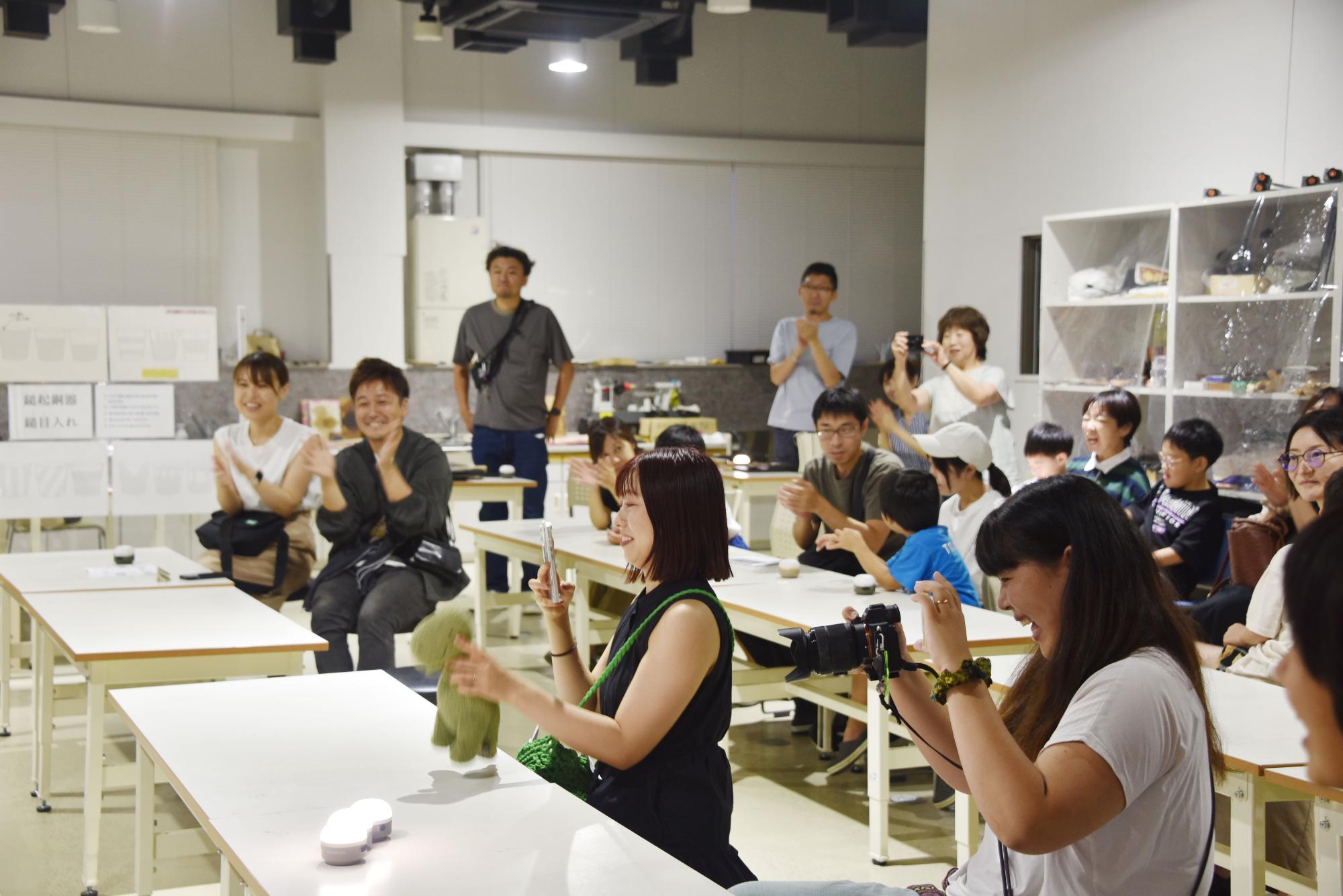 演奏を聴いている観客の様子