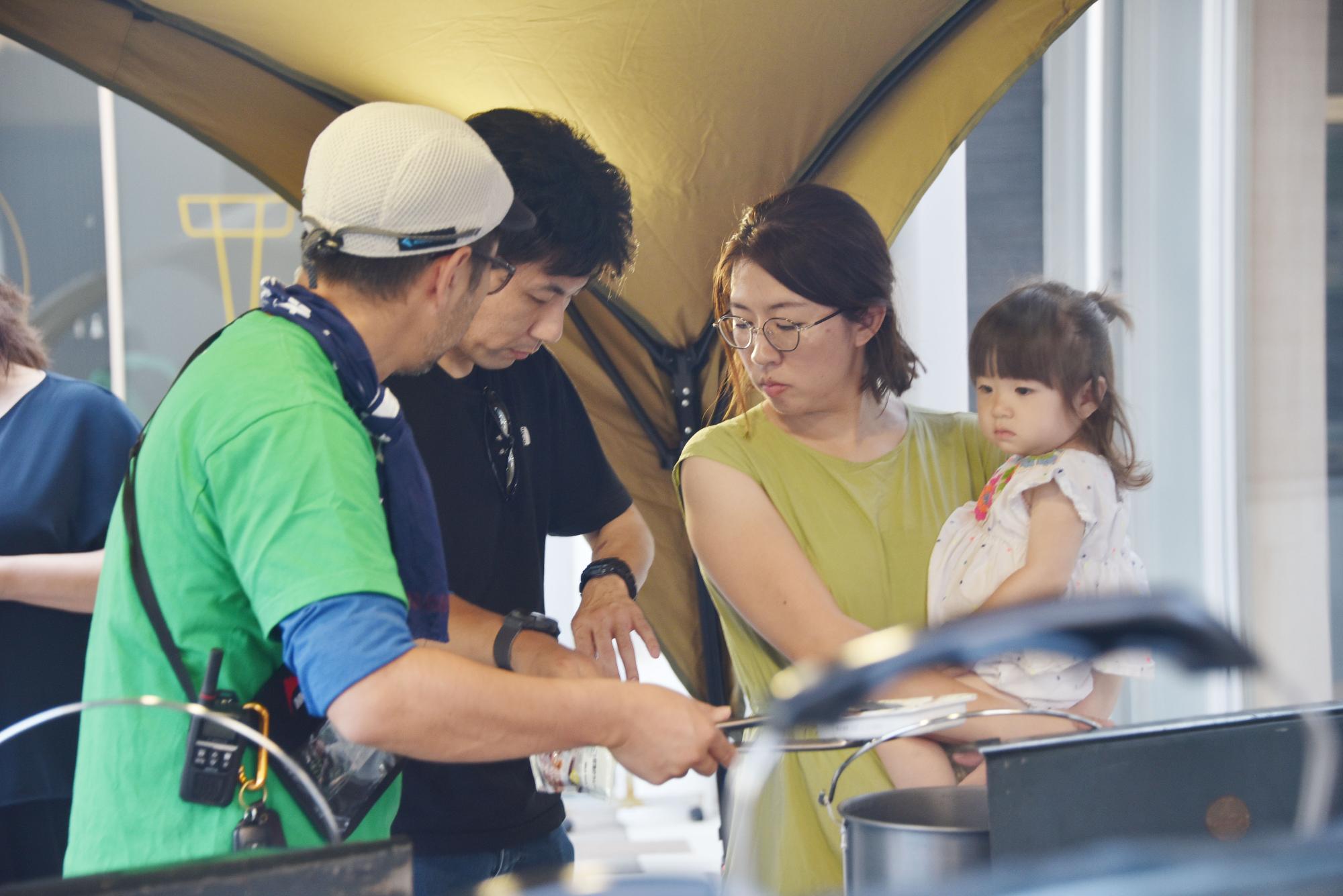 防災食を作っているの様子