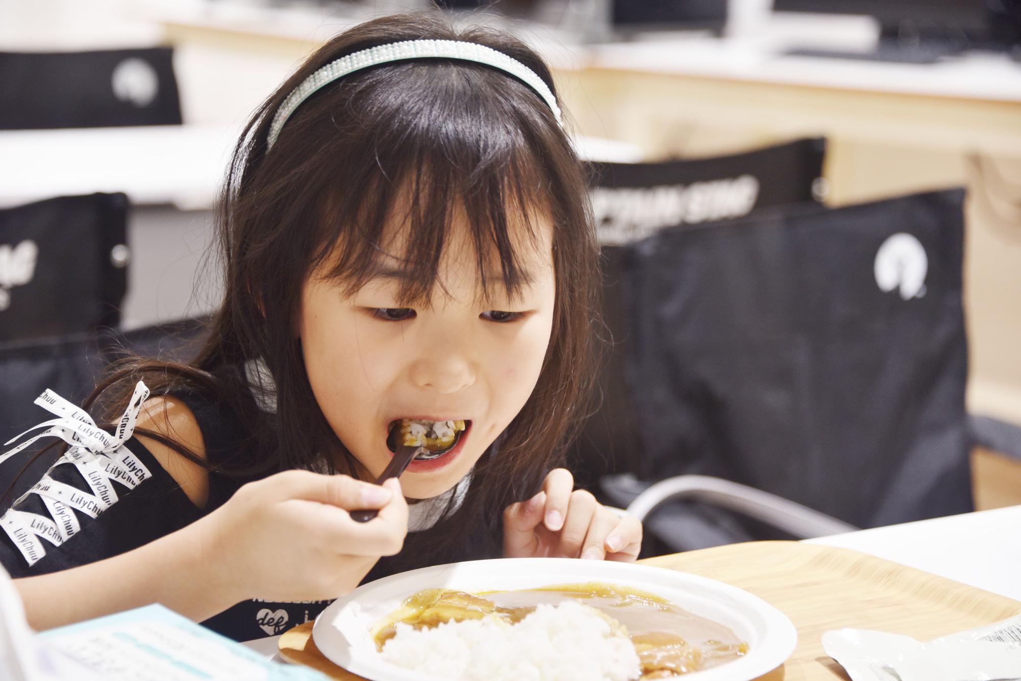 防災食を食べているの様子