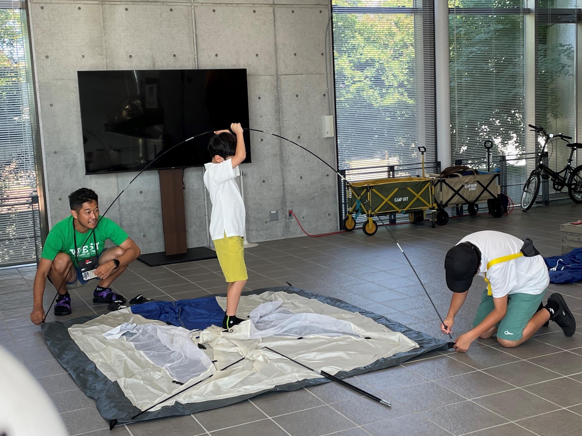 テントを組み立てている様子
