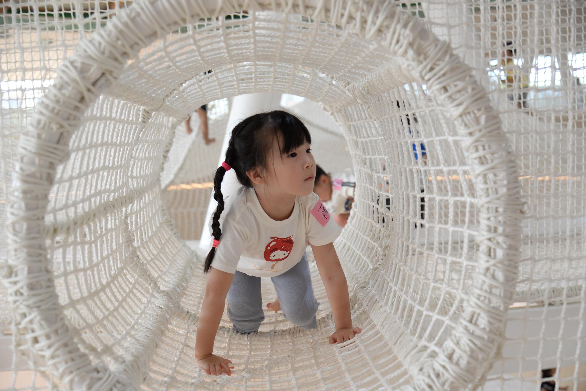 子どもがネットで遊ぶ様子