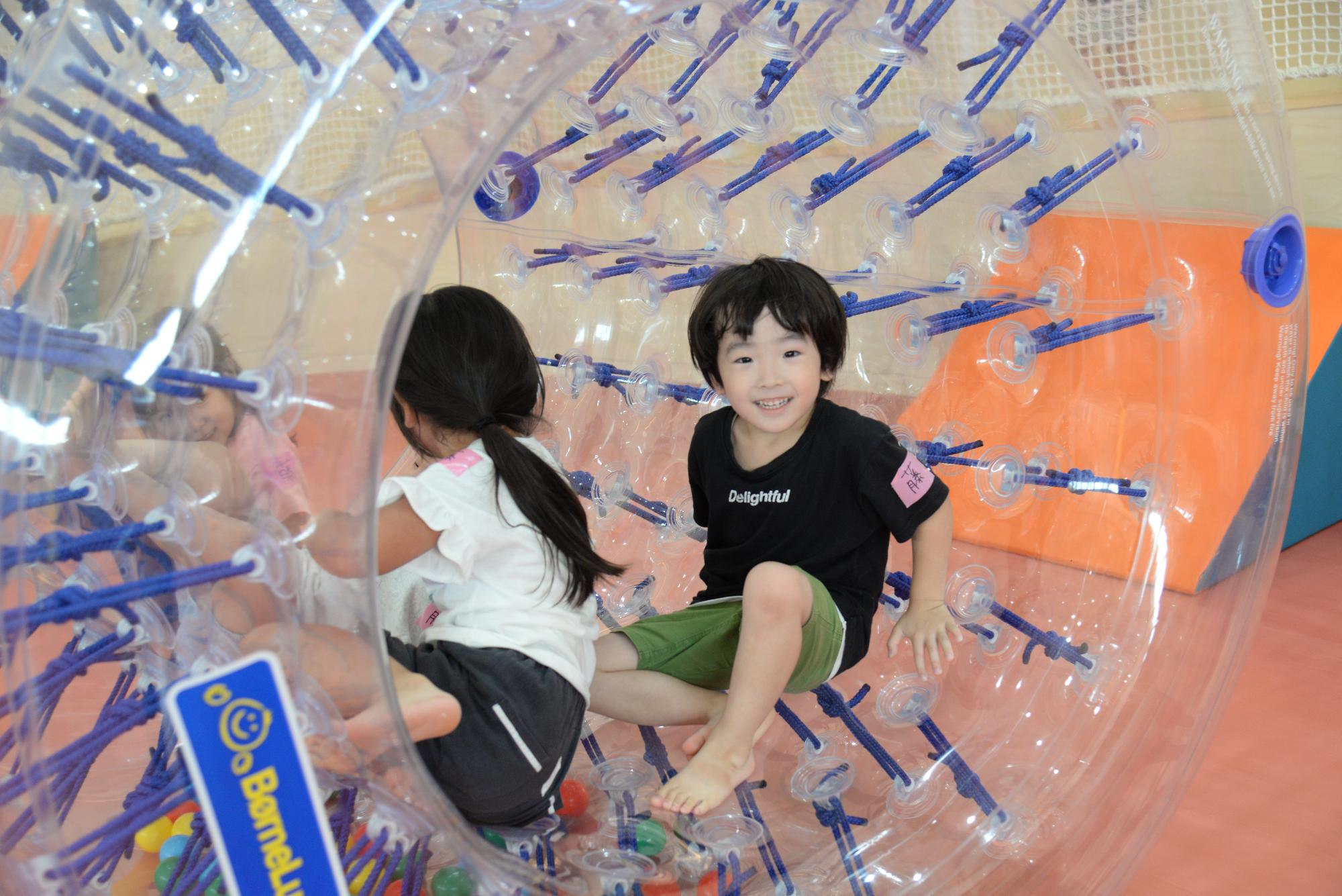 子どもが遊ぶ様子