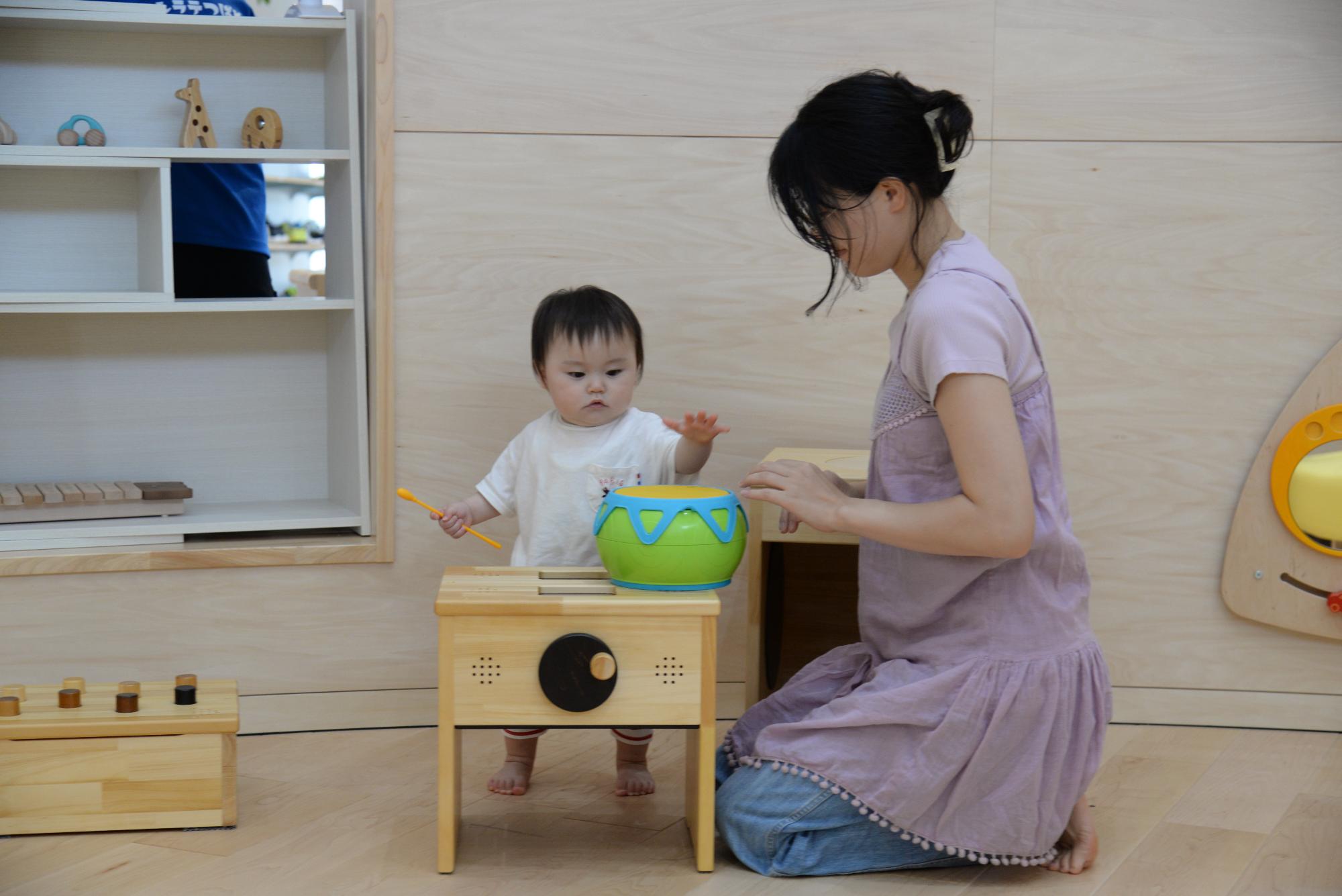 子どもが保護者と遊ぶ様子